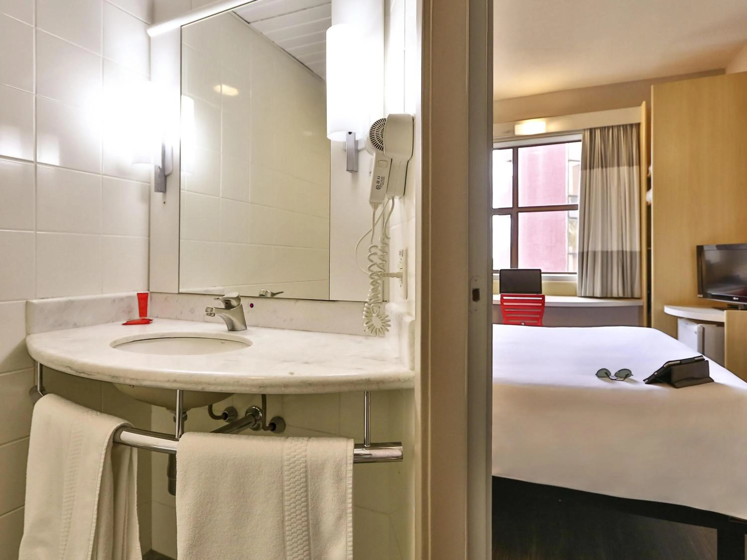Standard Queen Room - single occupancy in Ibis Maringa