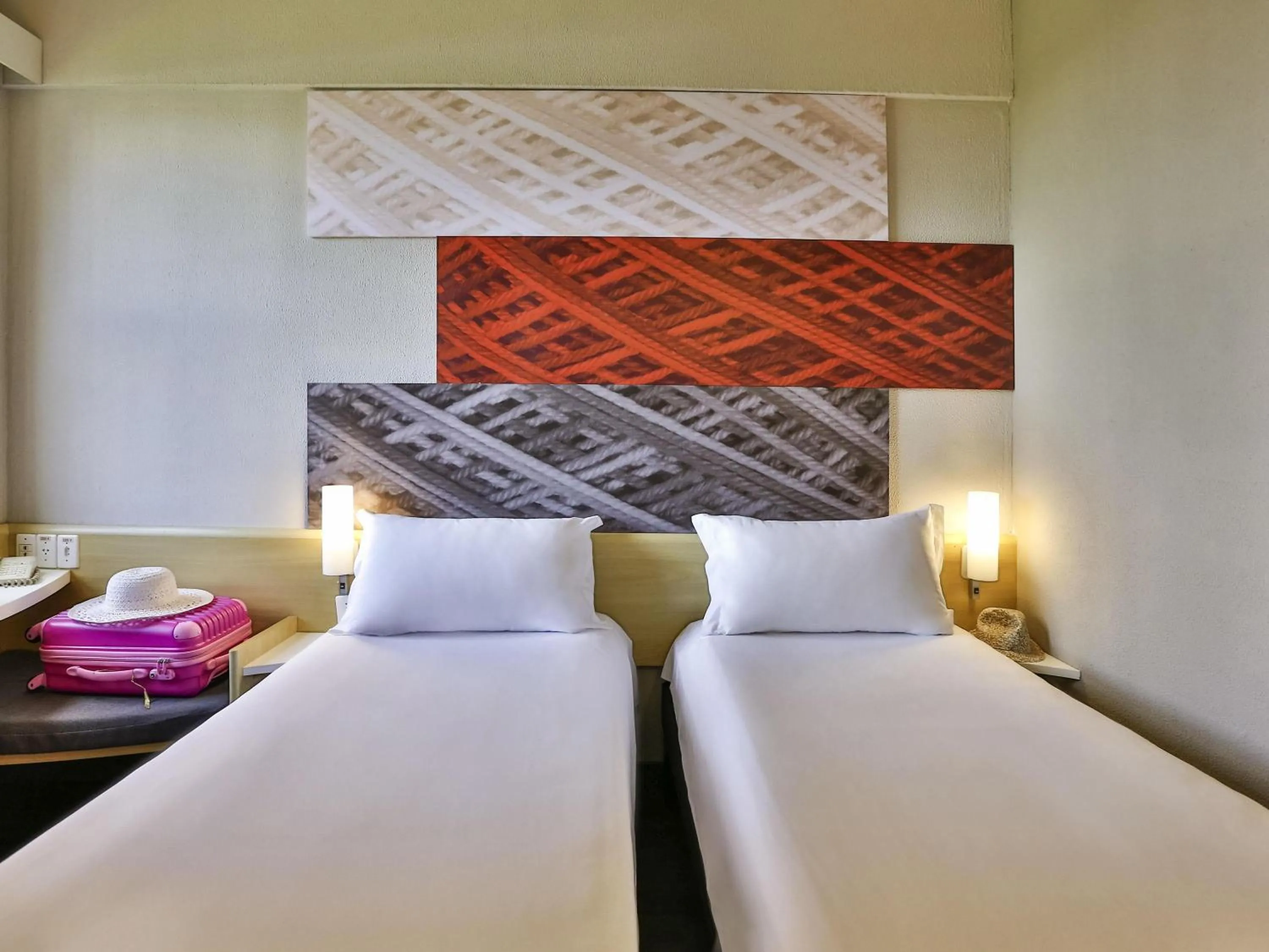 Standard Twin Room in Ibis Maringa