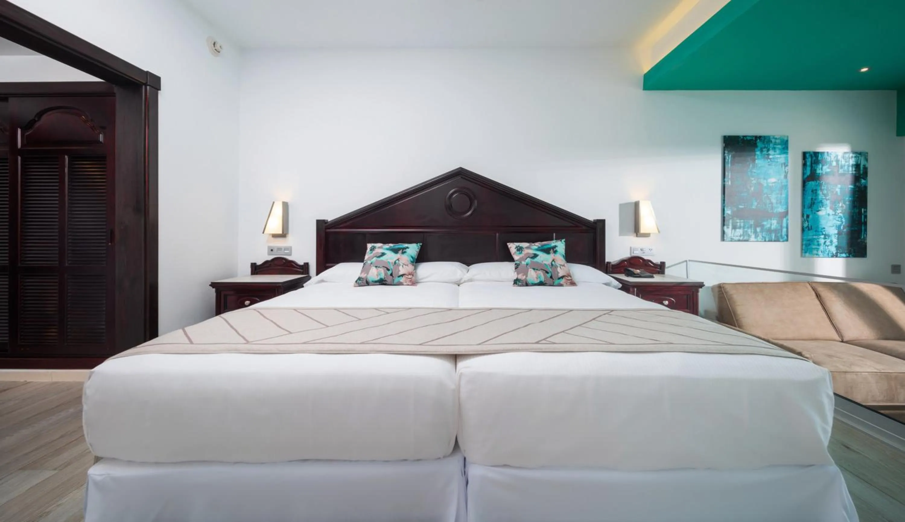 2 Bedroom Junior Suite Ocean View in Riu Ocho Rios - All Inclusive