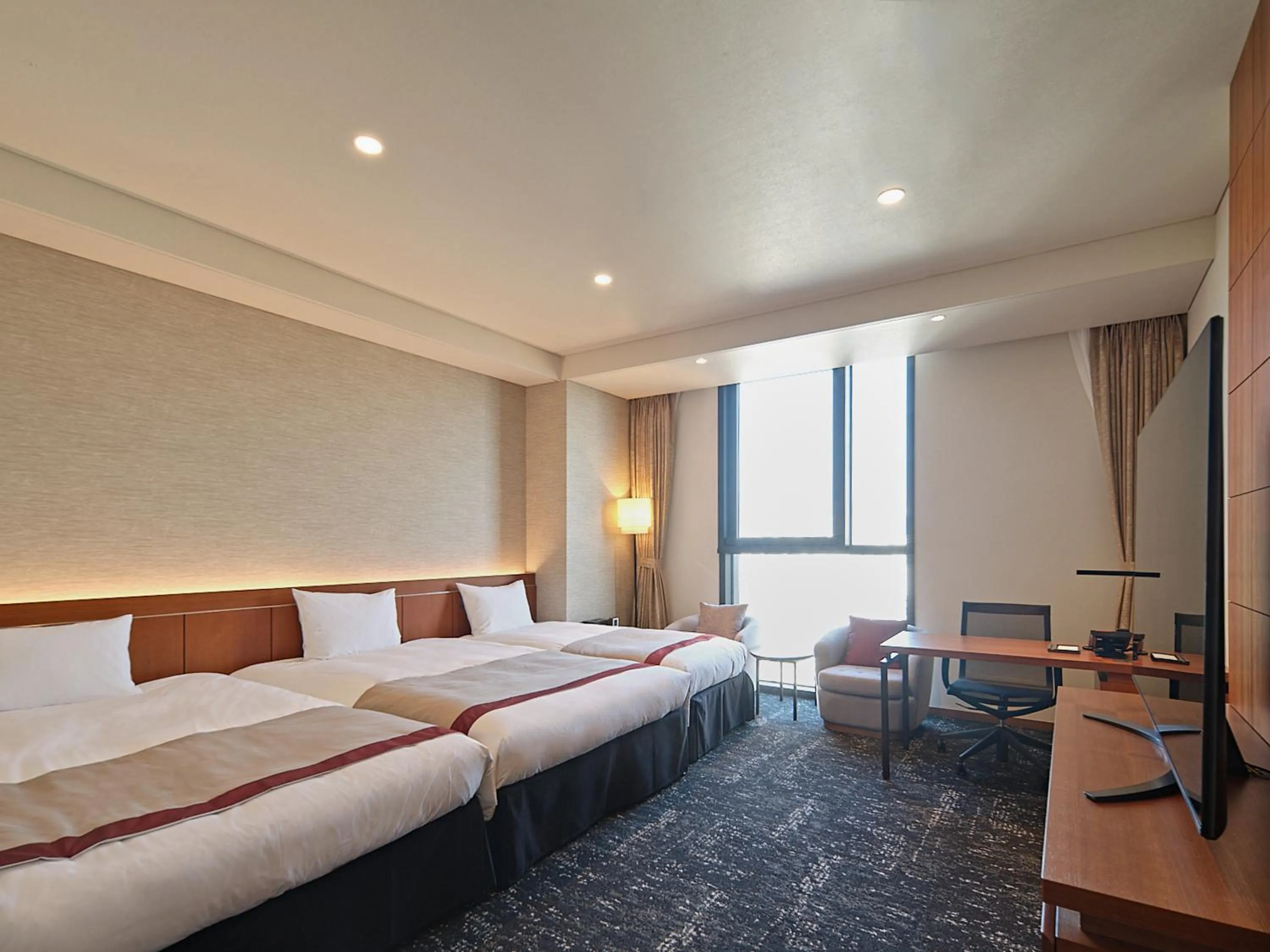 Deluxe Triple Room in Roynet Hotel Seoul Mapo