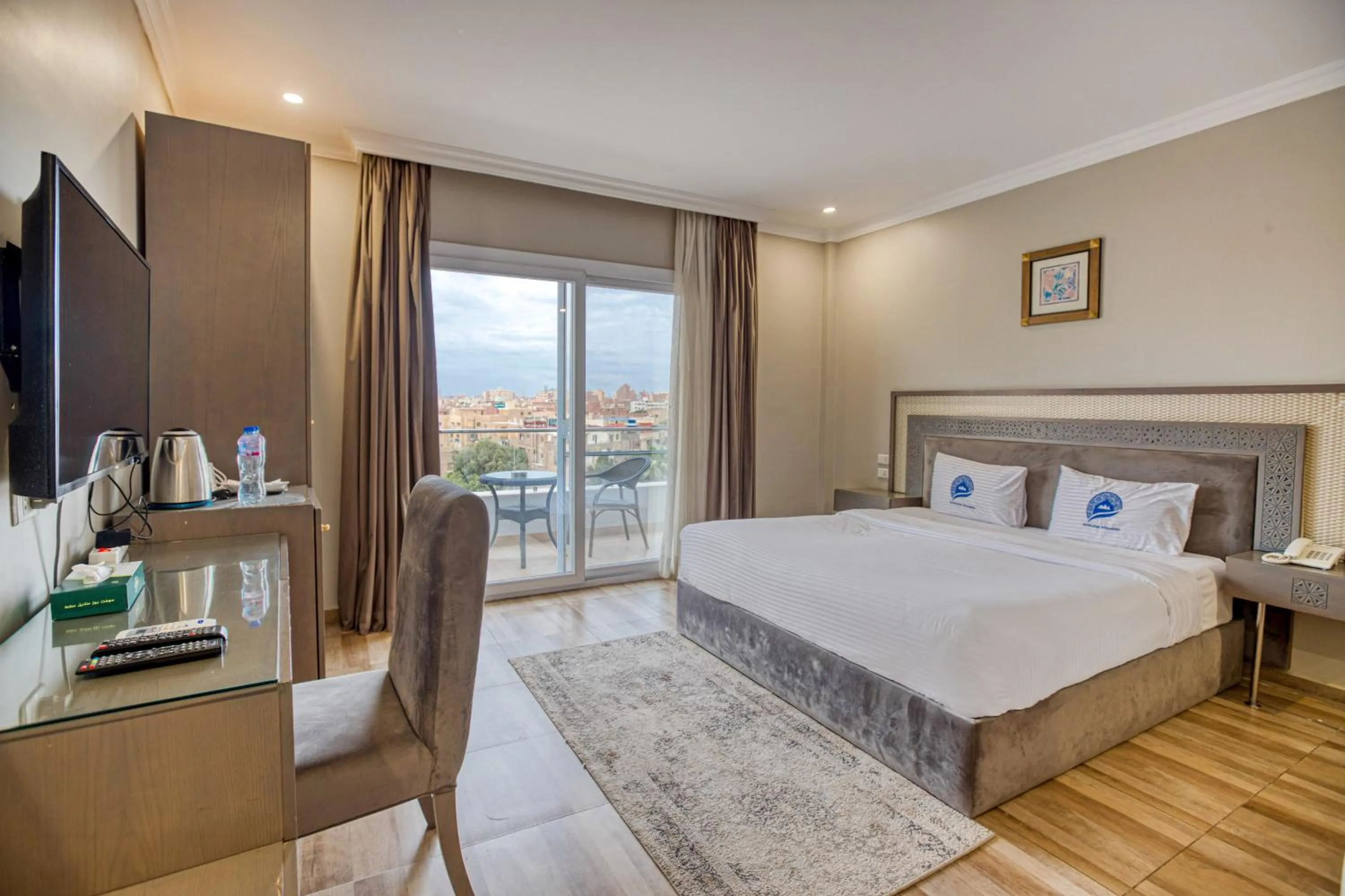Deluxe Double room with Pyramids View & Balcony in Mamlouk Pyramids Hotel