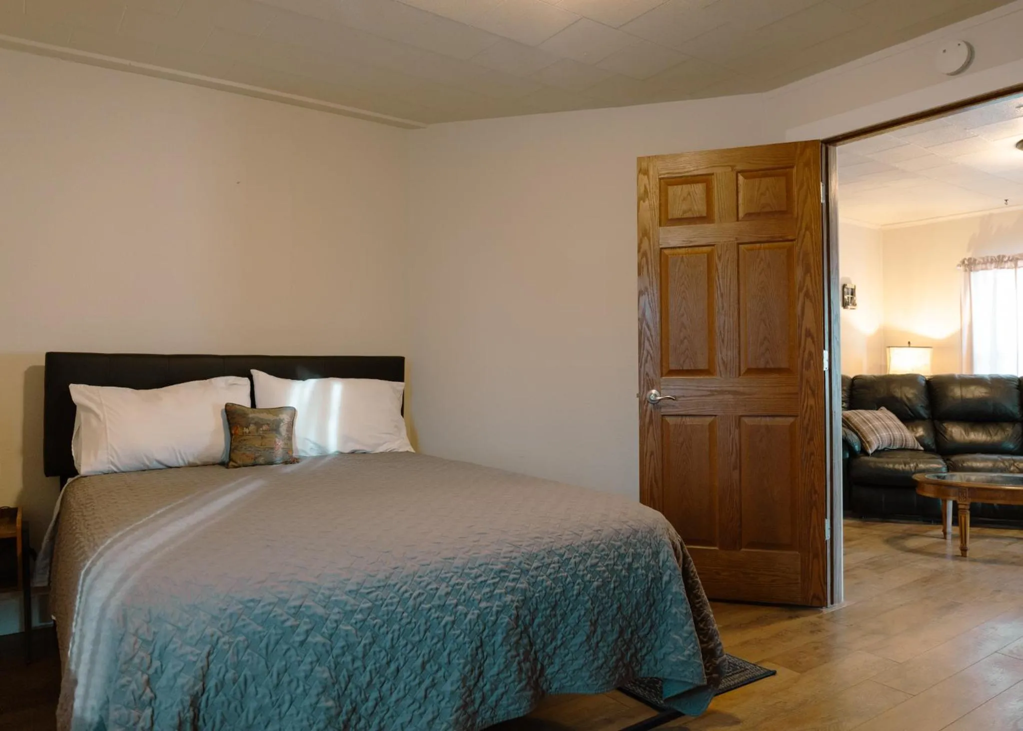 Three-Bedroom Home in East Side Motel & Cabins