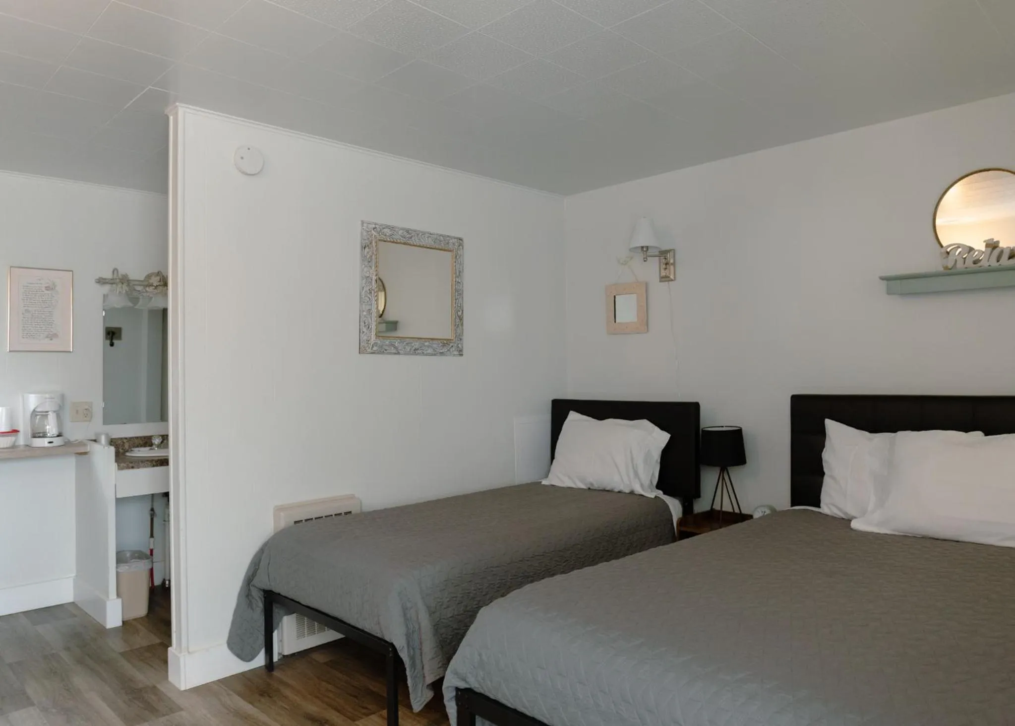 Deluxe Queen Room in East Side Motel & Cabins