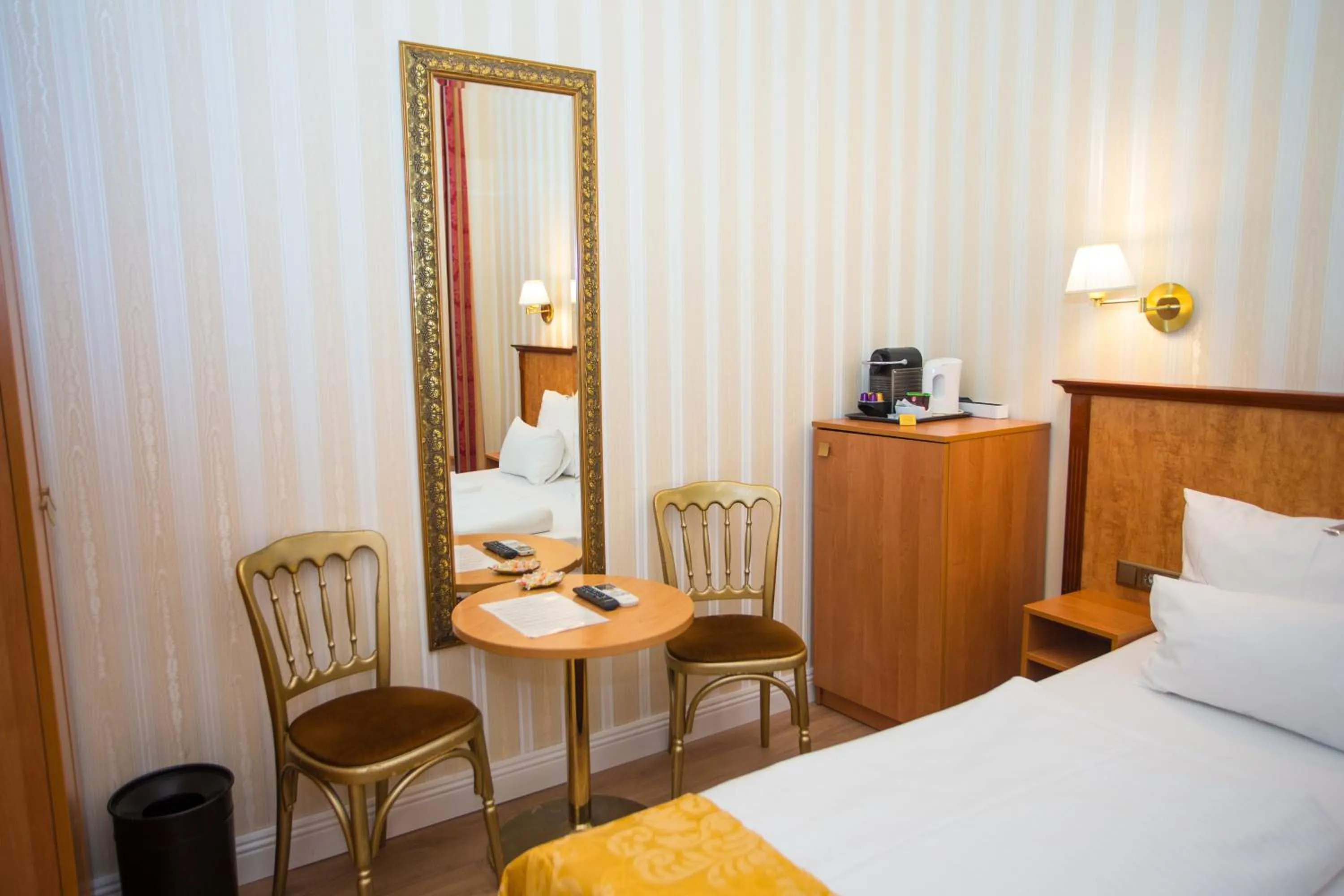 Classic Double Room in Pension Opera Suites I Self Check In