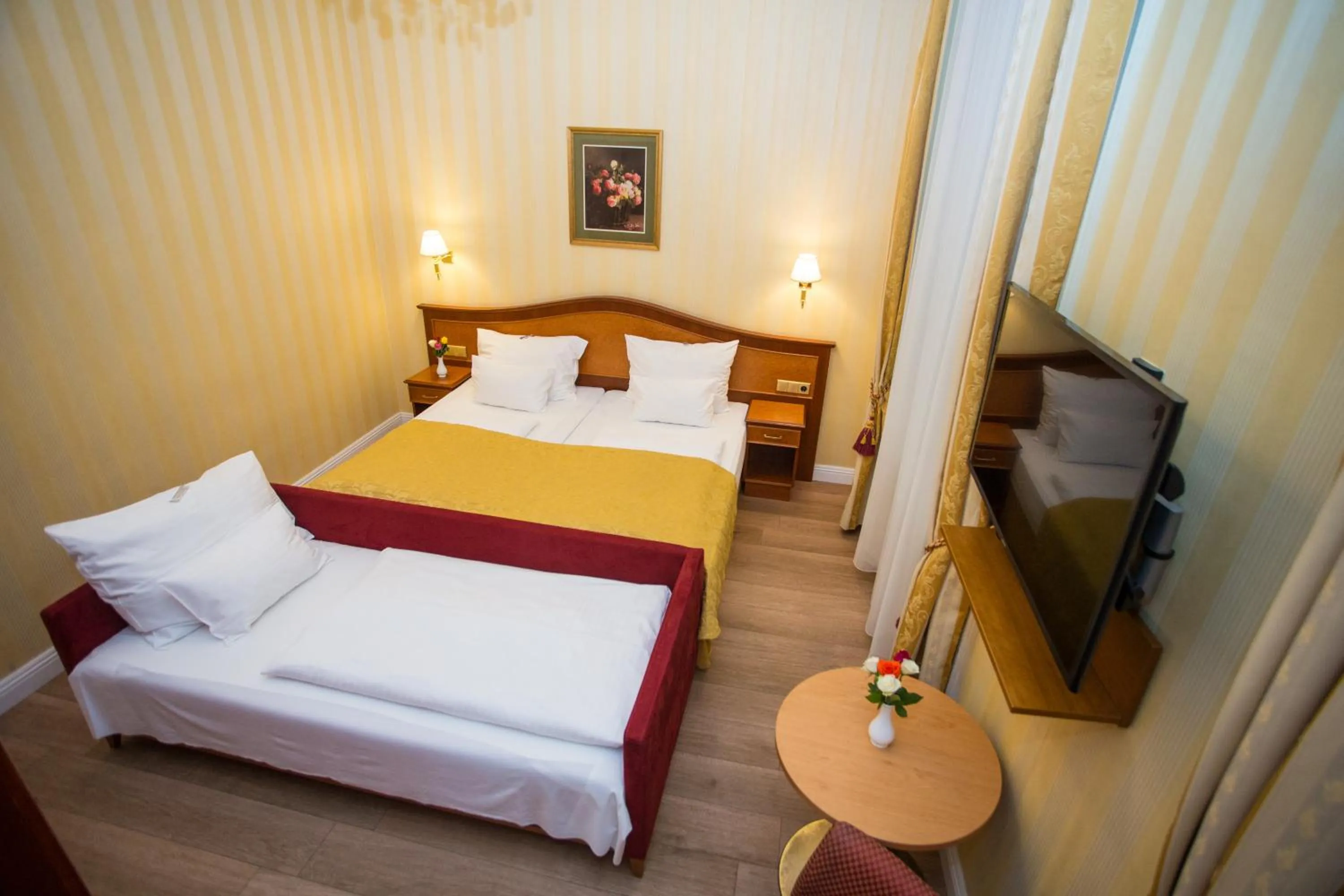 Comfort Double or Twin Room in Pension Opera Suites I Self Check In