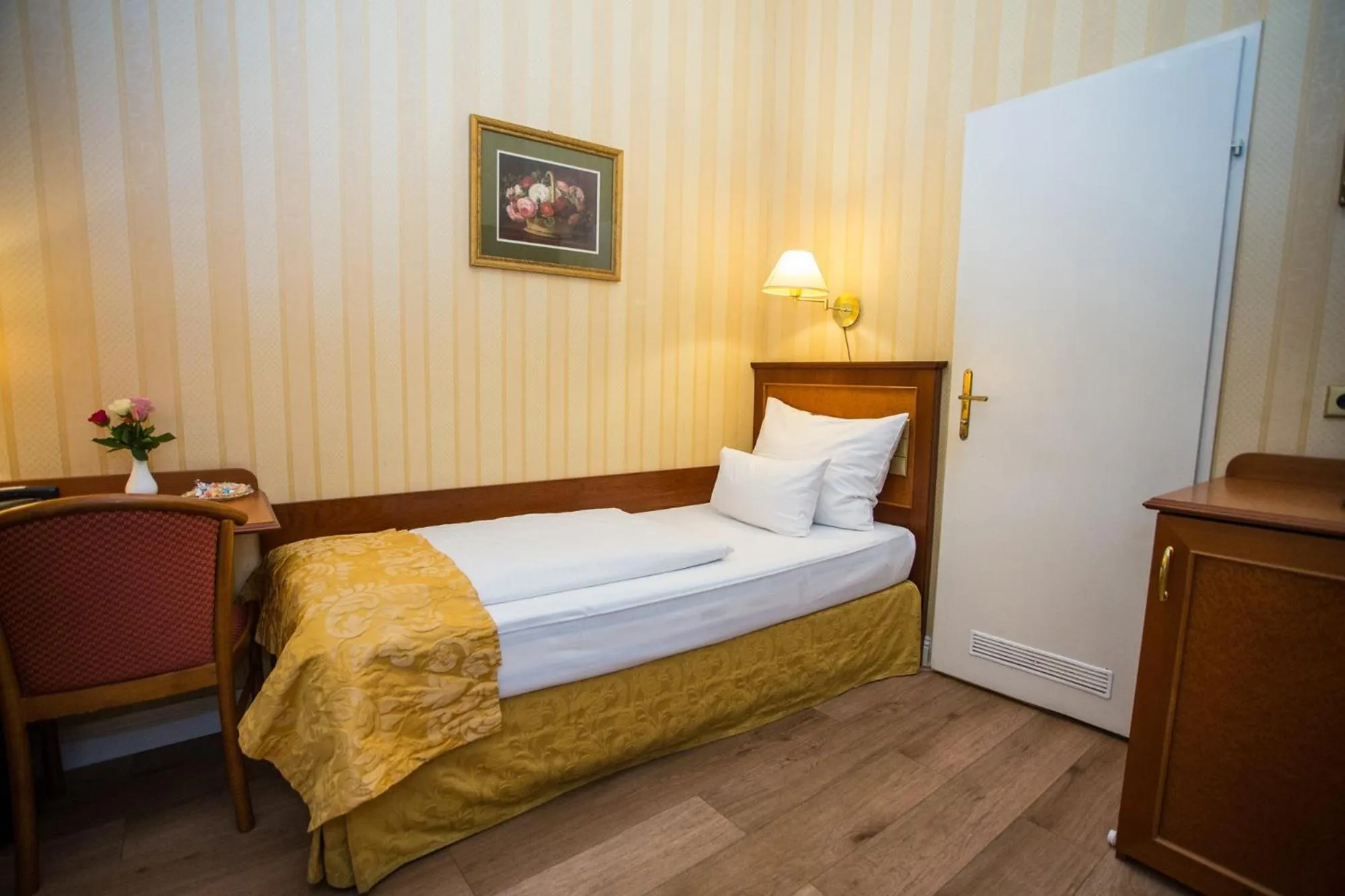 Small Single Room in Pension Opera Suites I Self Check In