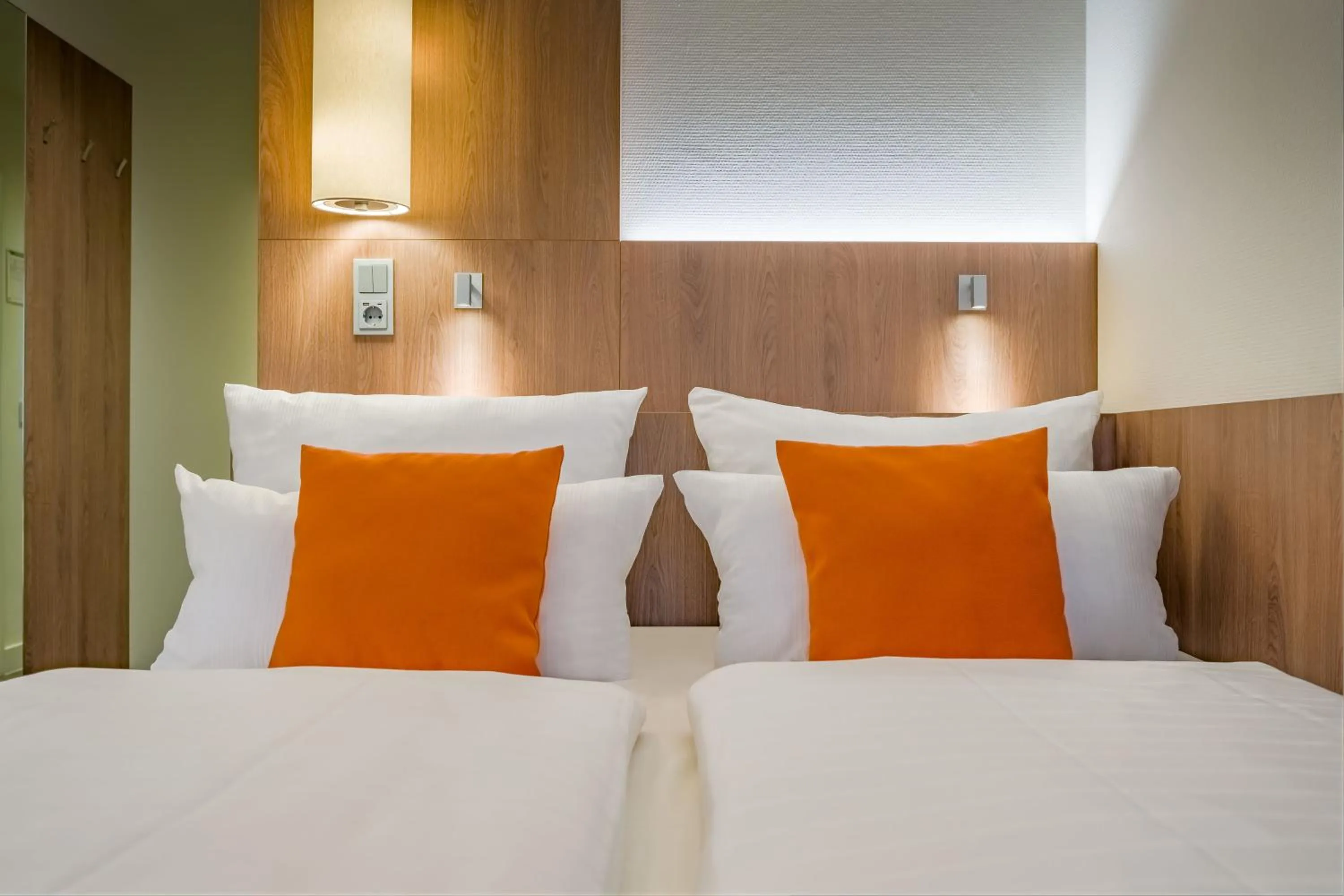 Queensize Double Room - 160 x 79 in in Kommerzhotel Köln