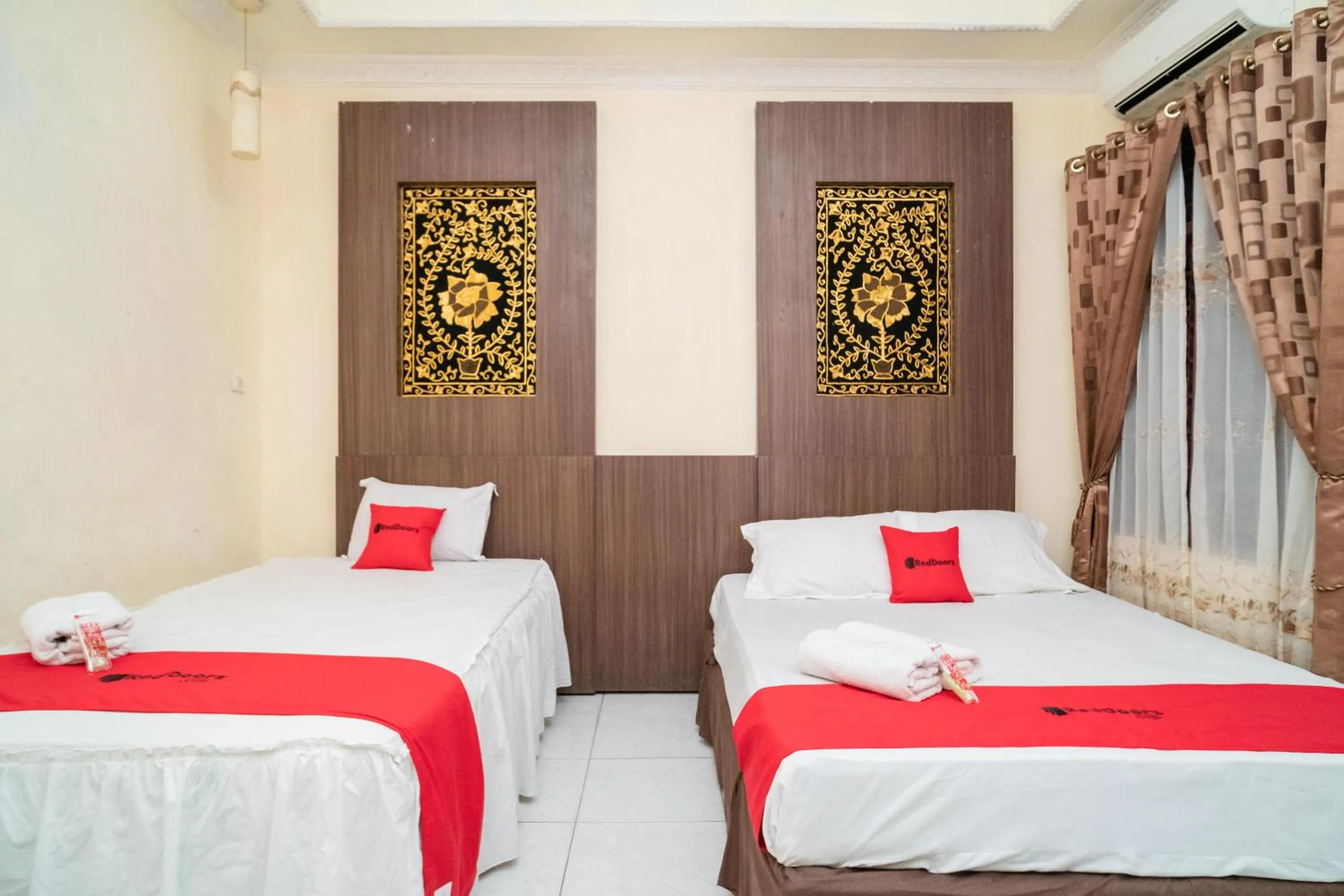 Deluxe Twin Room in RedDoorz near Uniska Banjarmasin