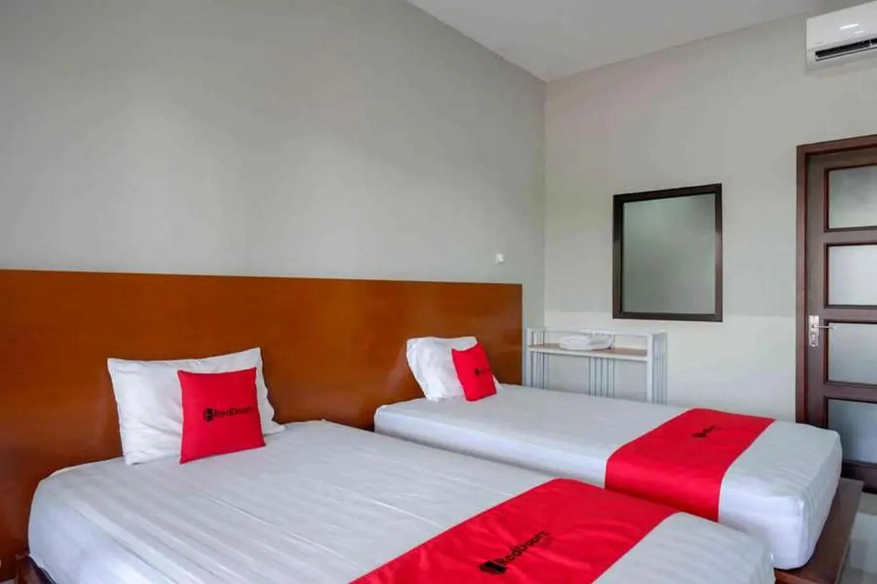 Twin Room in Reddoorz near Stadion Kridosono Blora