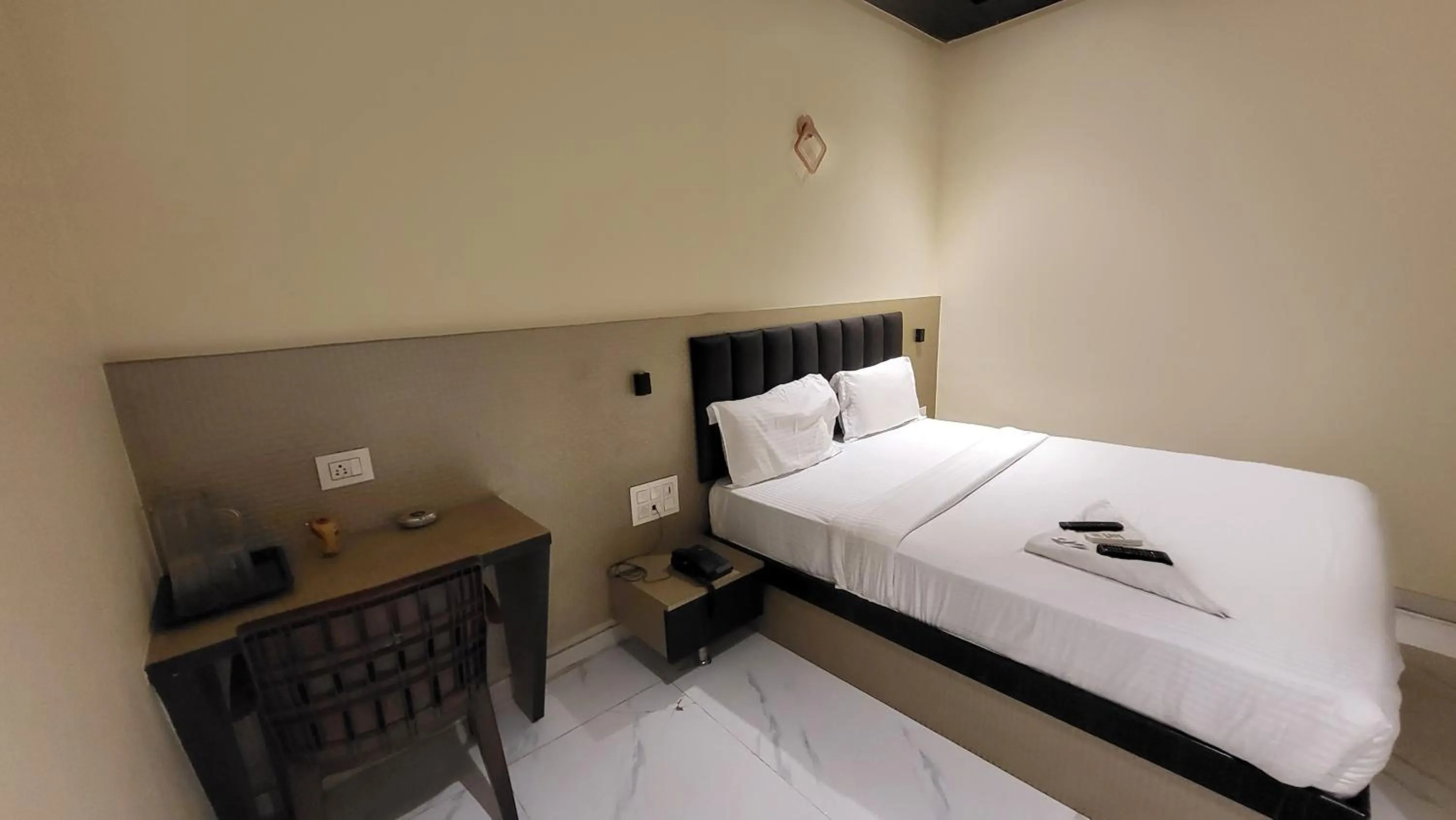 Deluxe Room - single occupancy in FabHotel Prime Land - Nr BKC