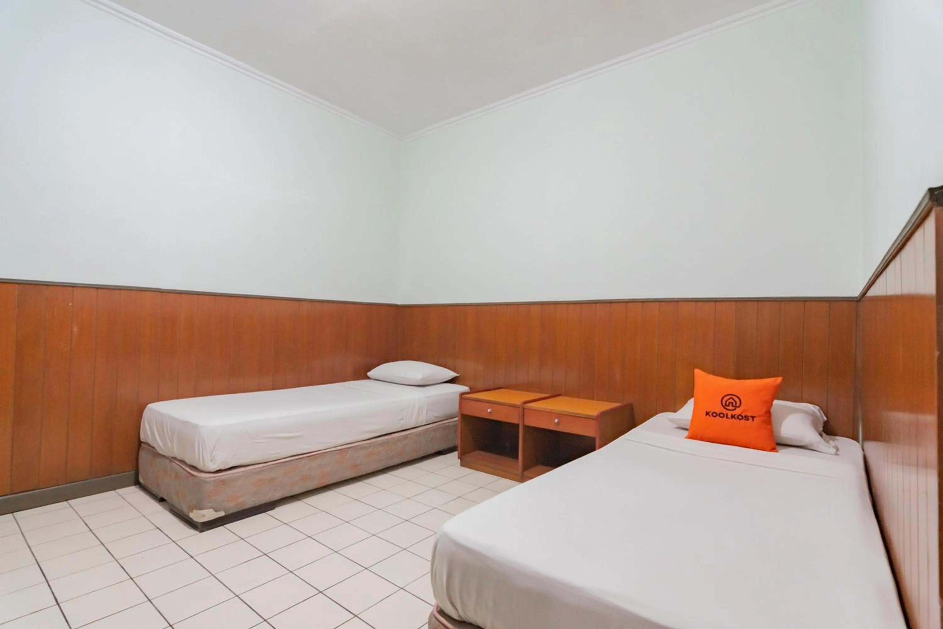 Budget Twin Room in KoolKost near Bandung Station
