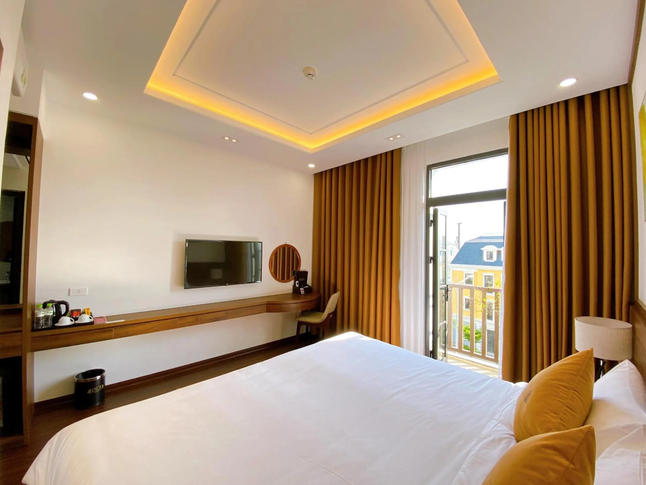 Deluxe Double or Twin Room with Balcony in Jade Ha Long Hotel