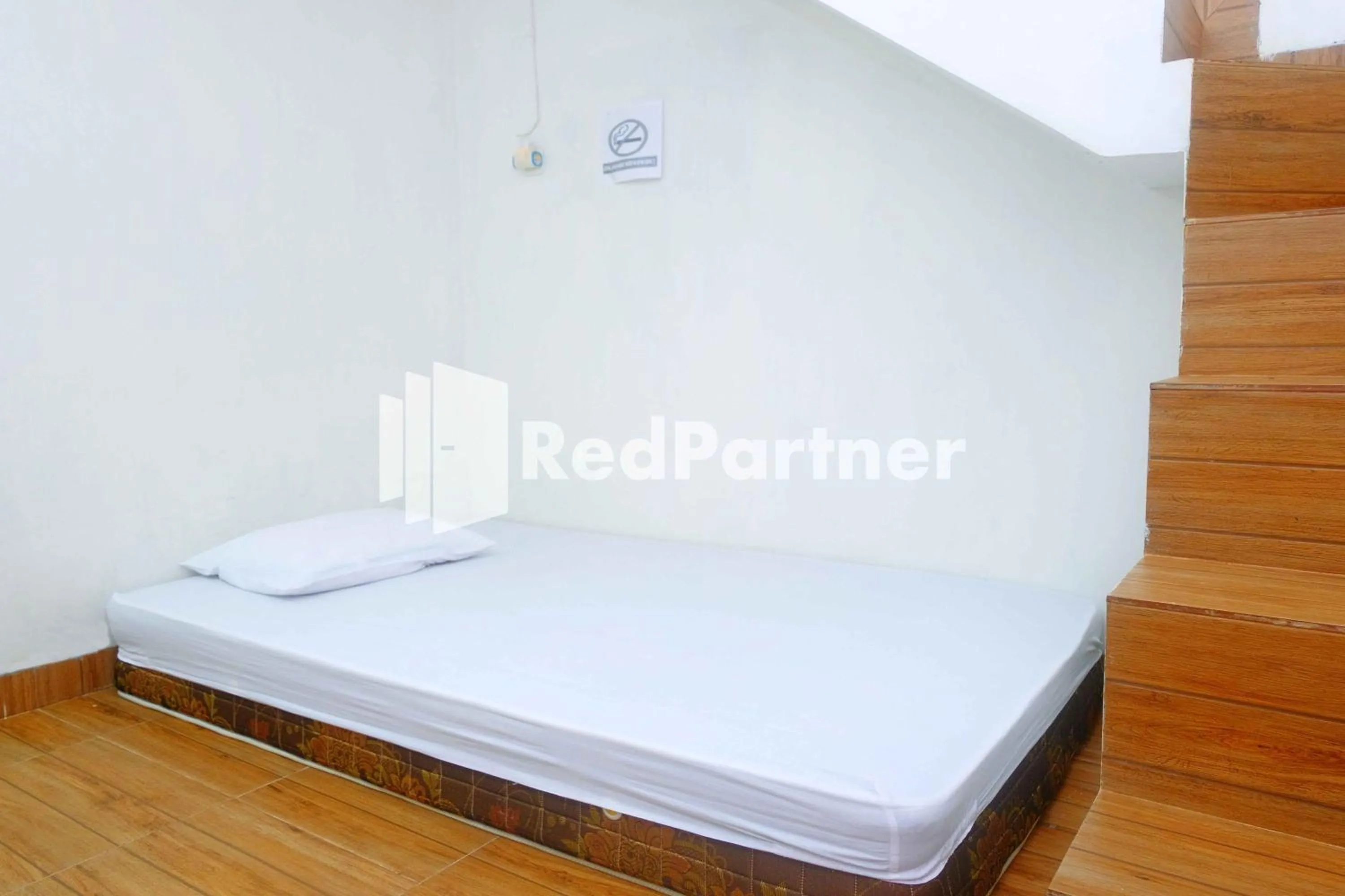Standard Double Room in Guest House Bibong Makassar Mitra RedDoorz