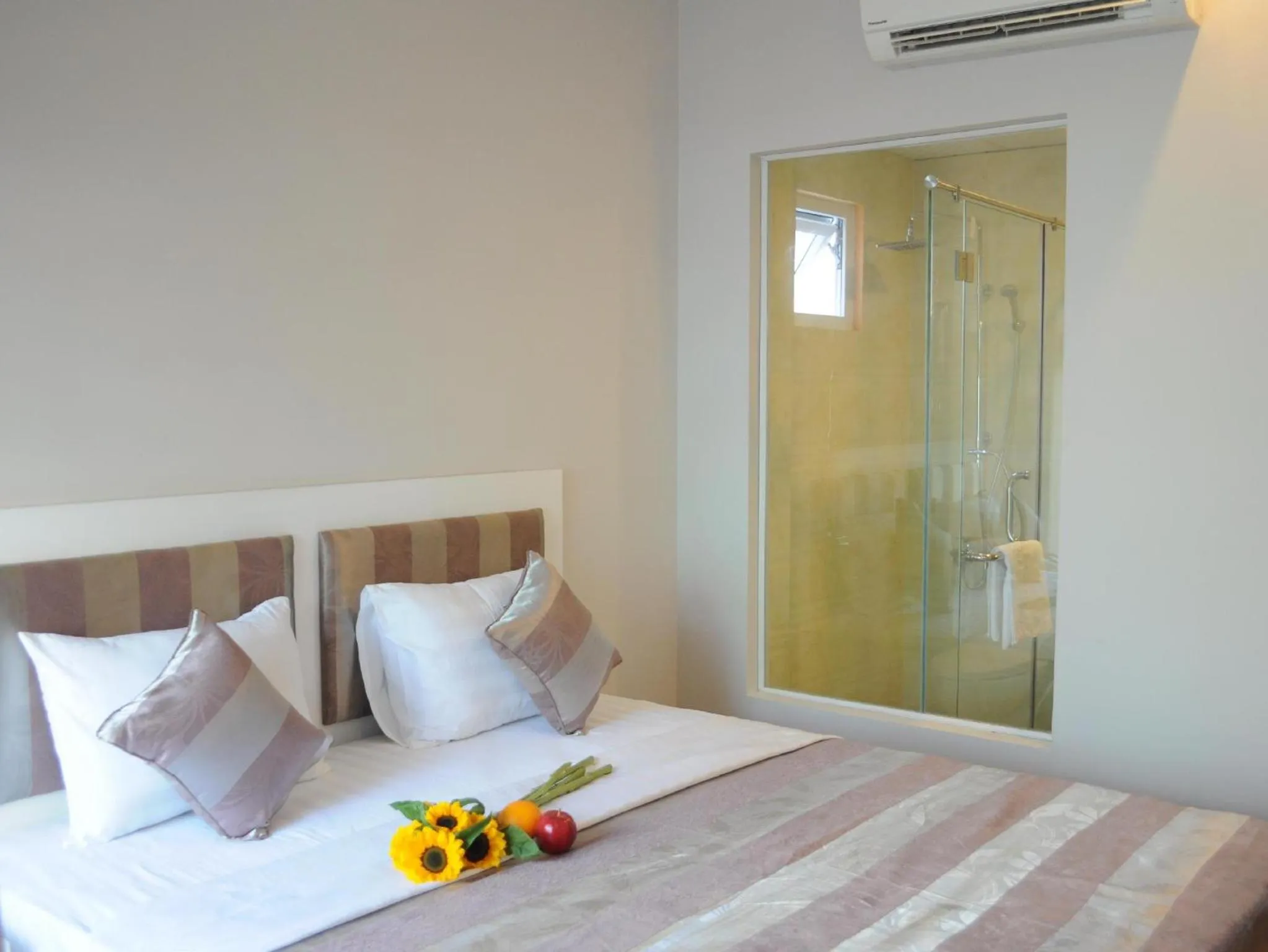 Superior Queen Room in Van Nam Hotel