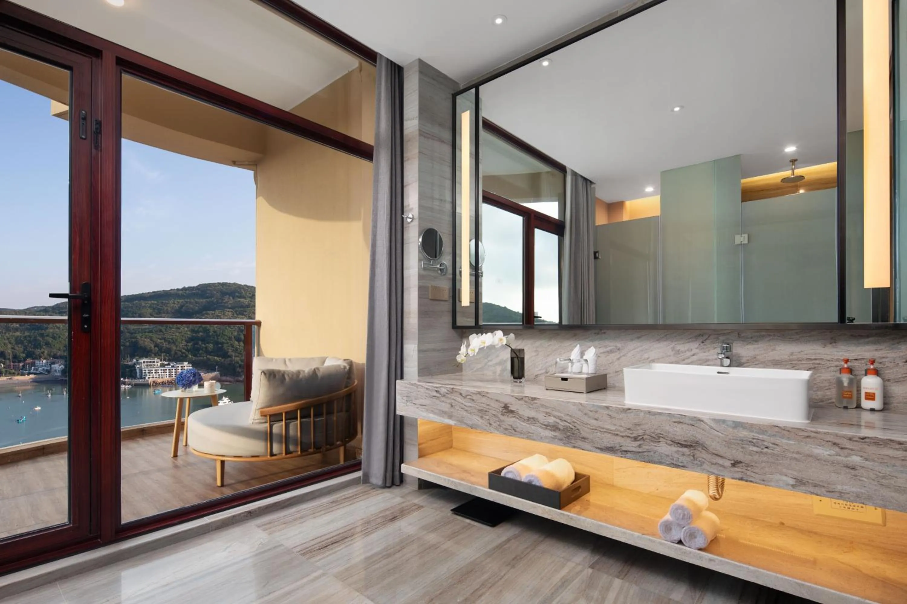 Standard Twin Room with Harbor View in Crowne Plaza Zhoushan Seaview by IHG
