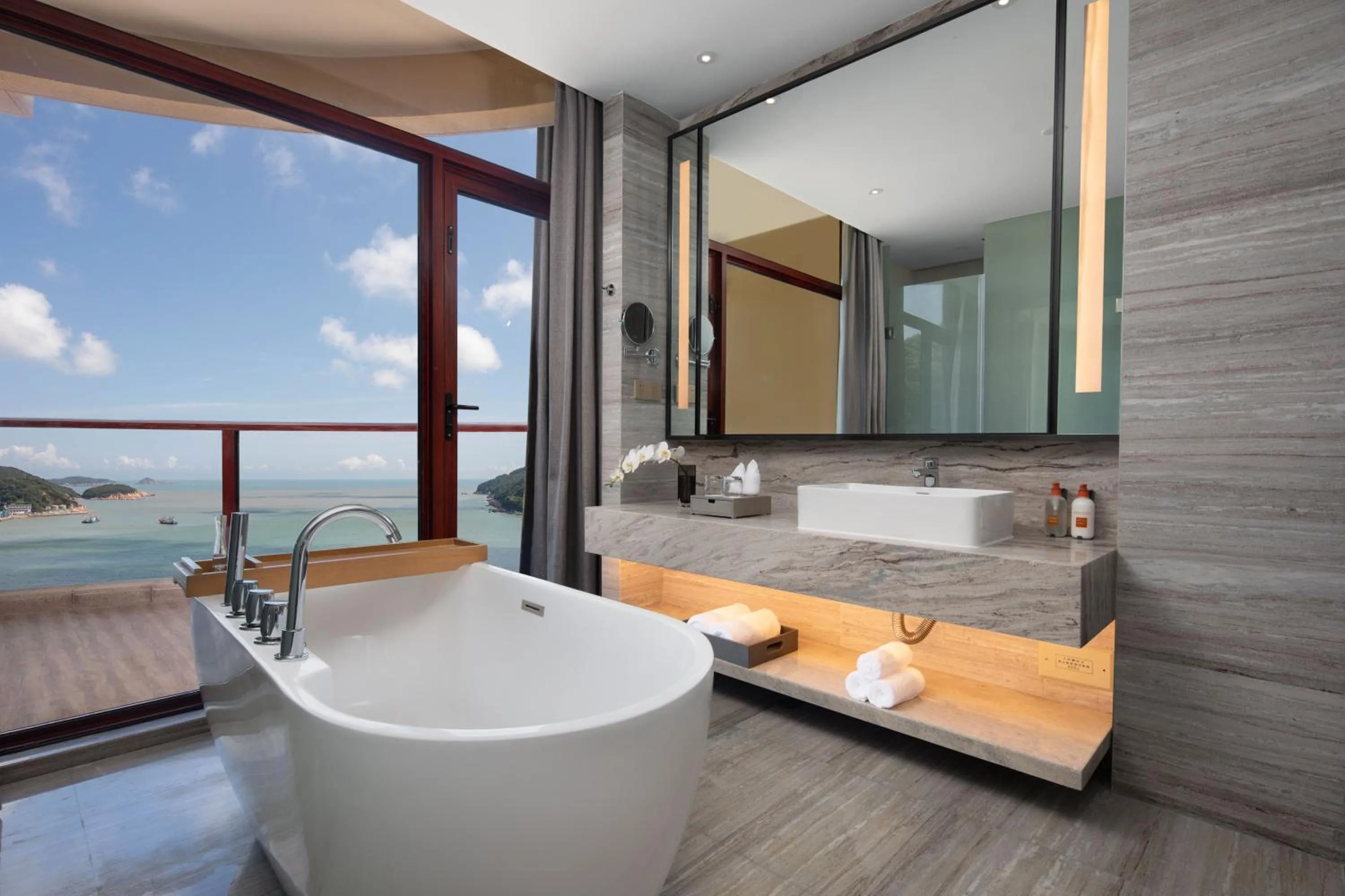 One-Bedroom Suite with Sea View in Crowne Plaza Zhoushan Seaview by IHG
