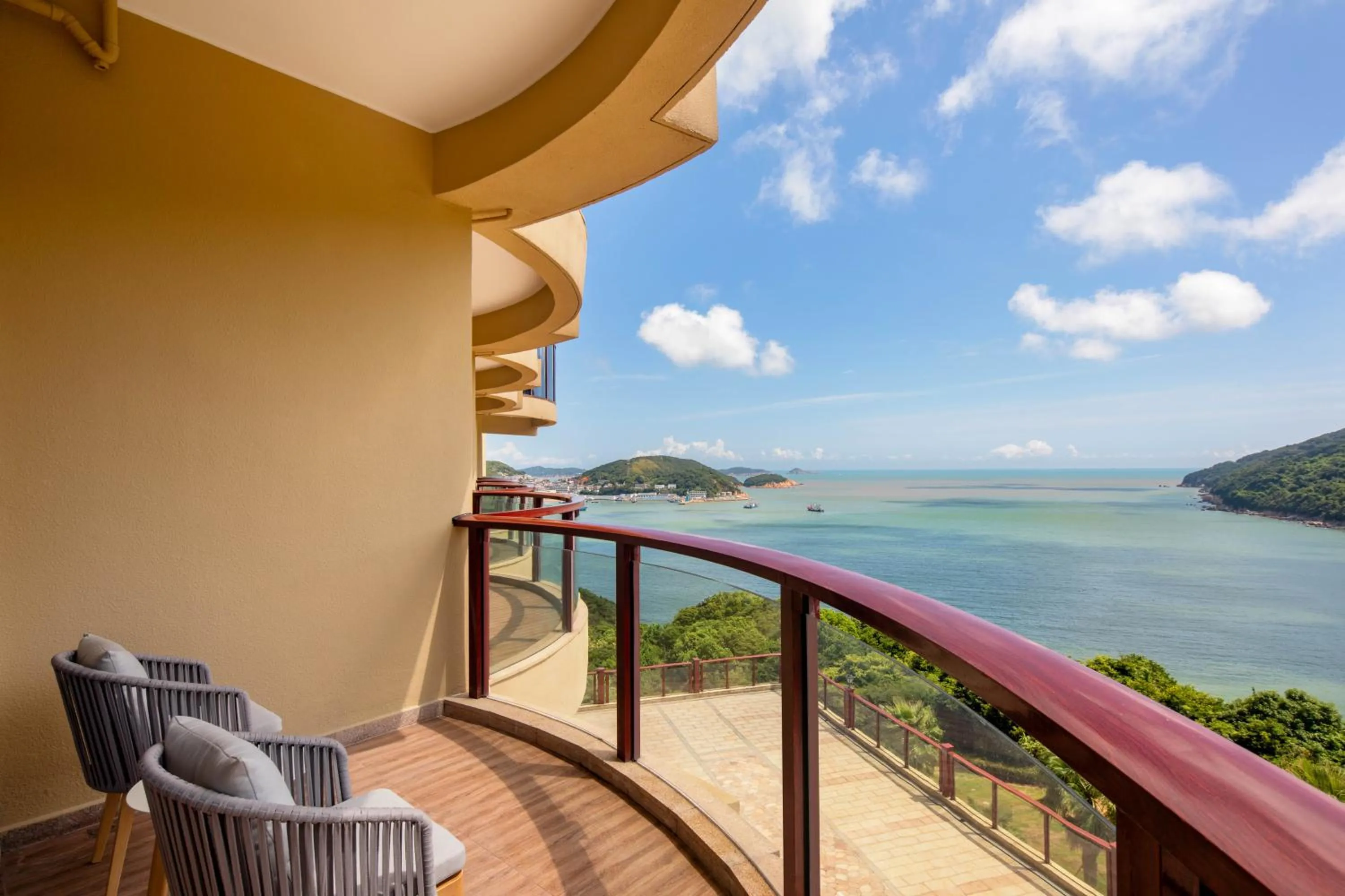 Superior Twin Room with Sea View in Crowne Plaza Zhoushan Seaview by IHG