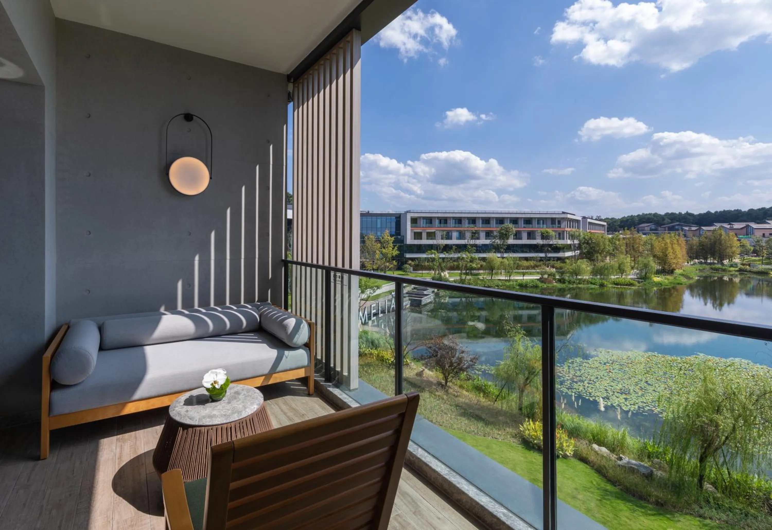 The Level Room with Lake View in Melia Chongqing