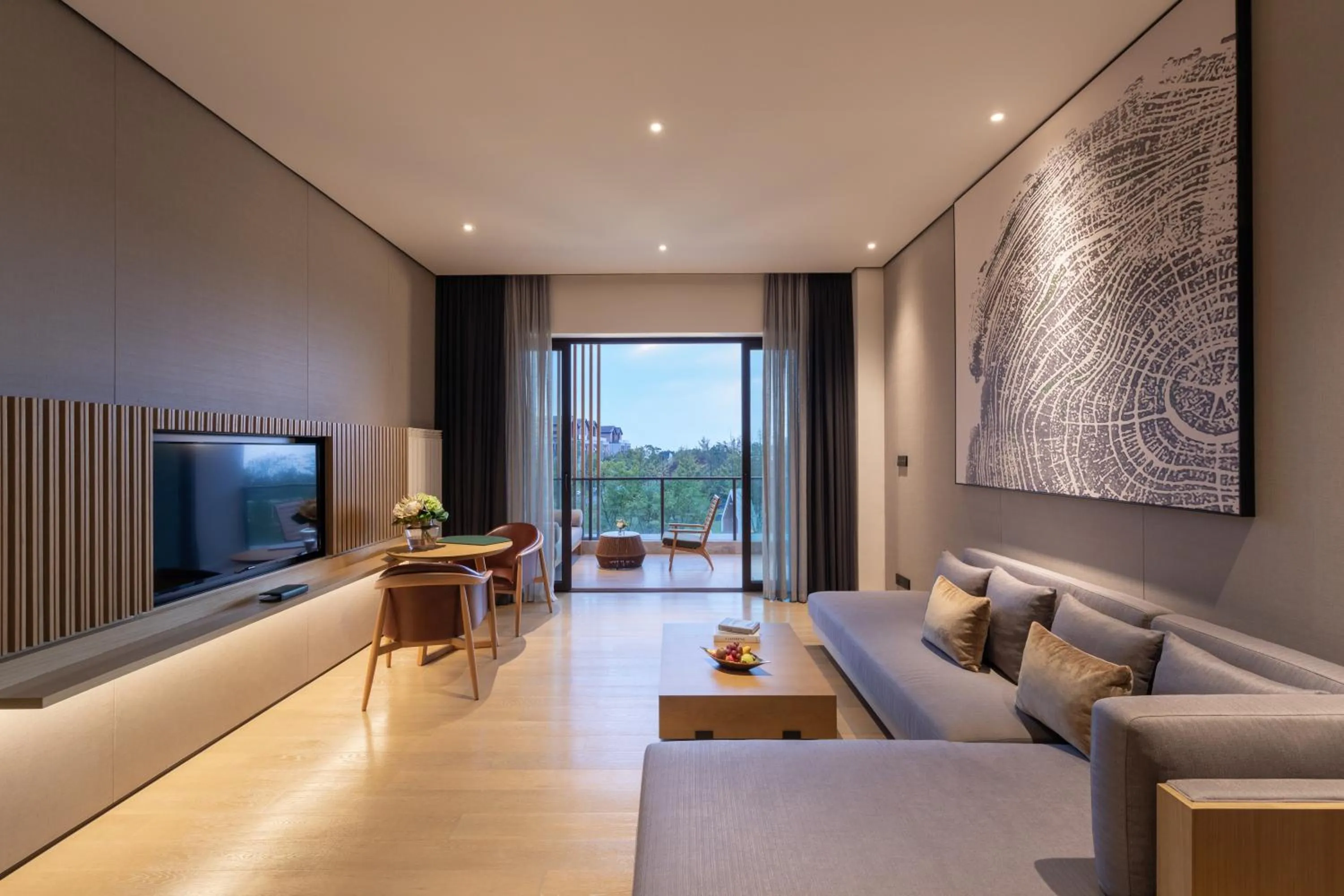 The Level Suite with Lake View in Melia Chongqing