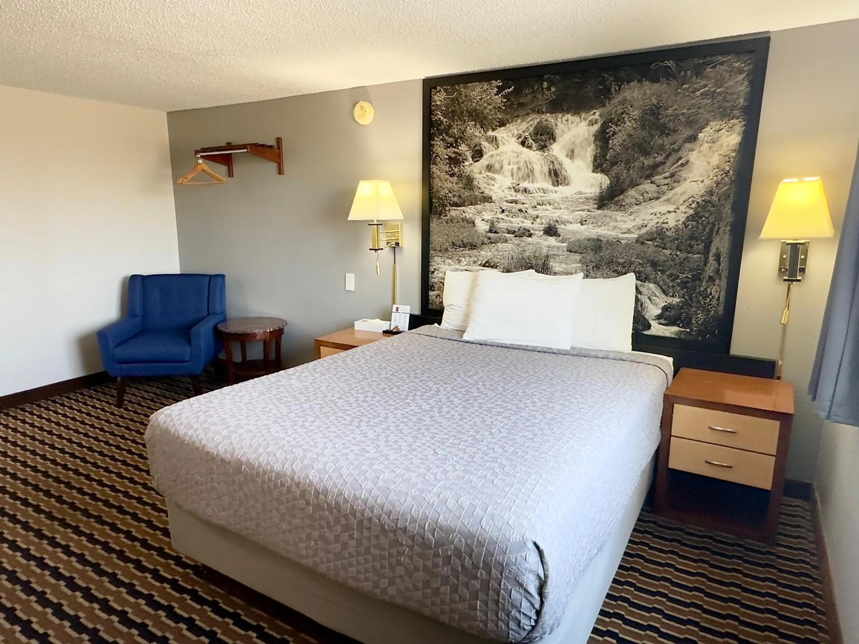 Queen Room - single occupancy in Yankton Inn