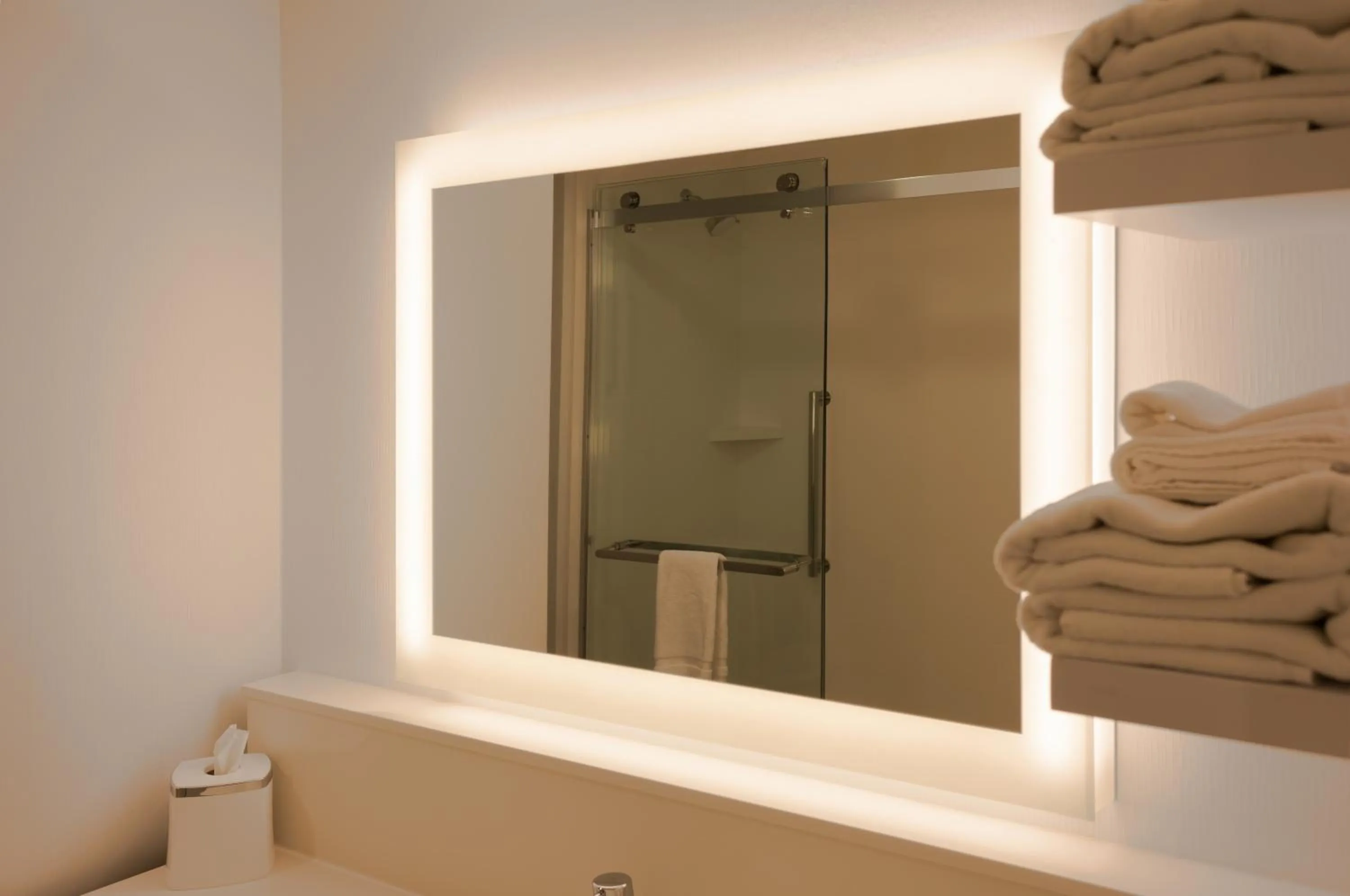 Standard King Room in Snoqualmie Inn by Hotel America