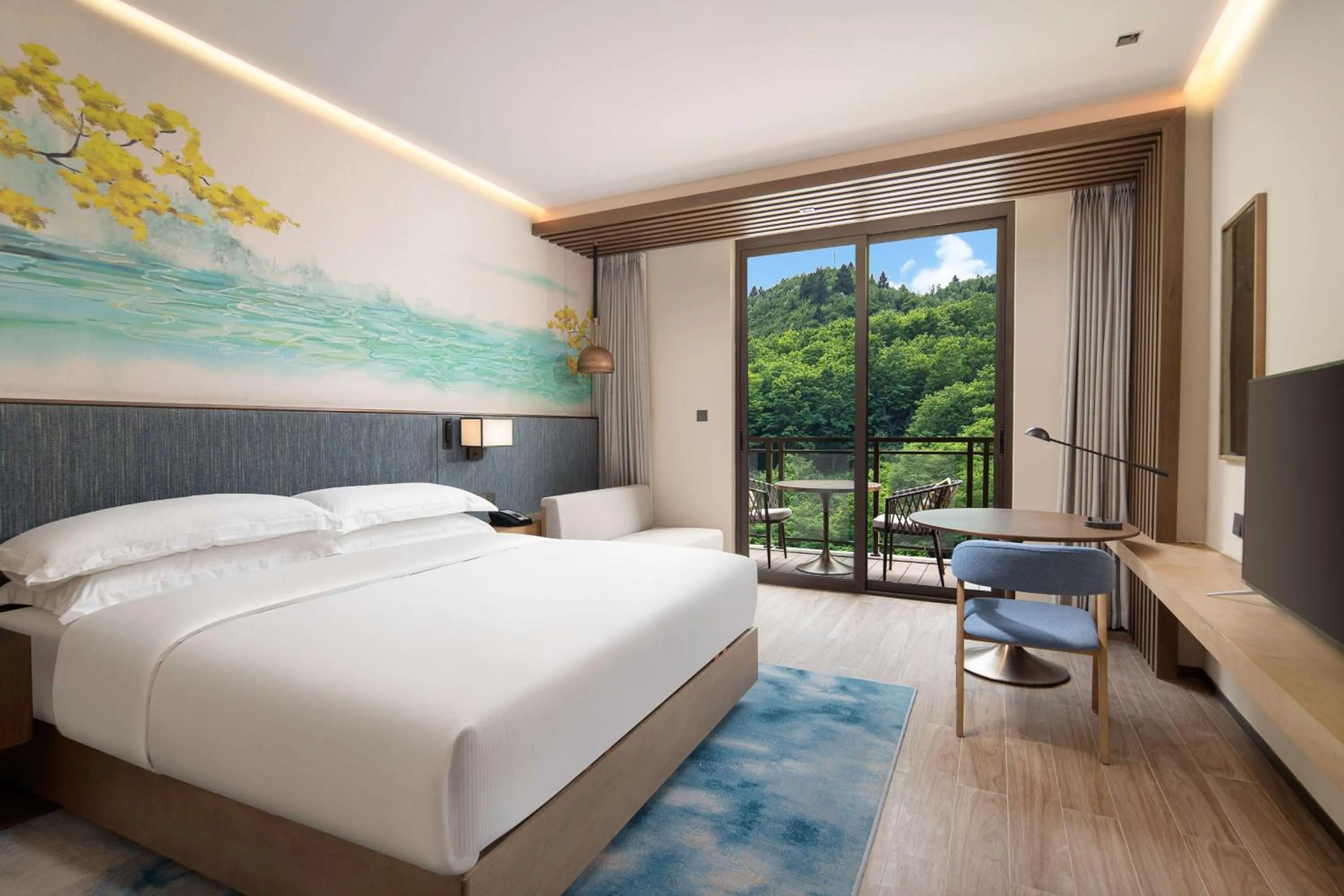 Deluxe King Room with Balcony in Hilton Garden Inn Jiuzhaigou