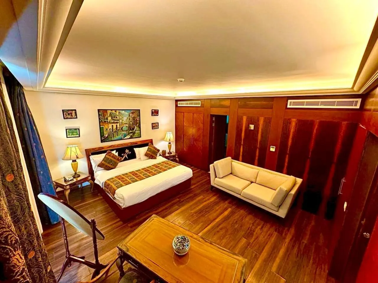 Royal Suite with Terrace in King Suites Hotel