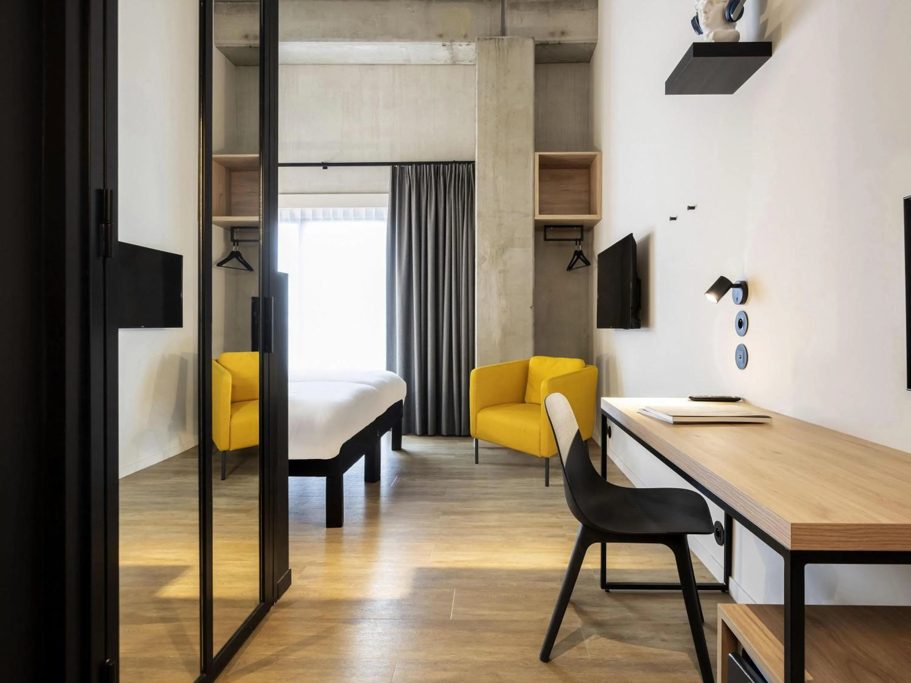 Comfort Double Room with Balcony in ibis Styles Namur