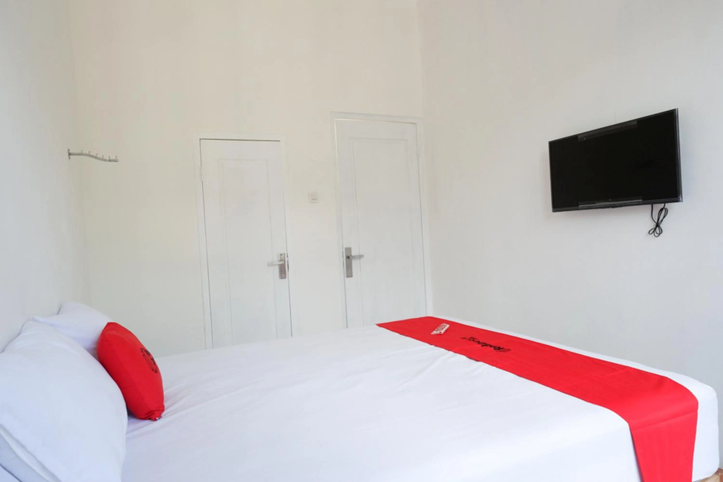 Standard Double Room in RedDoorz Plus near UMS Solo