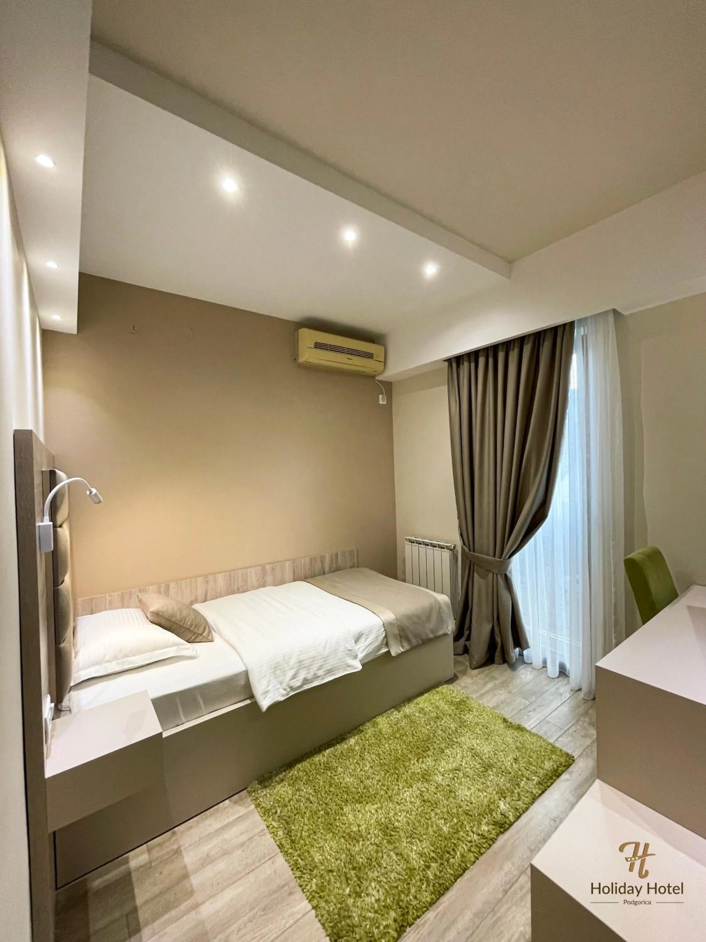 Single Room in Hotel Holiday