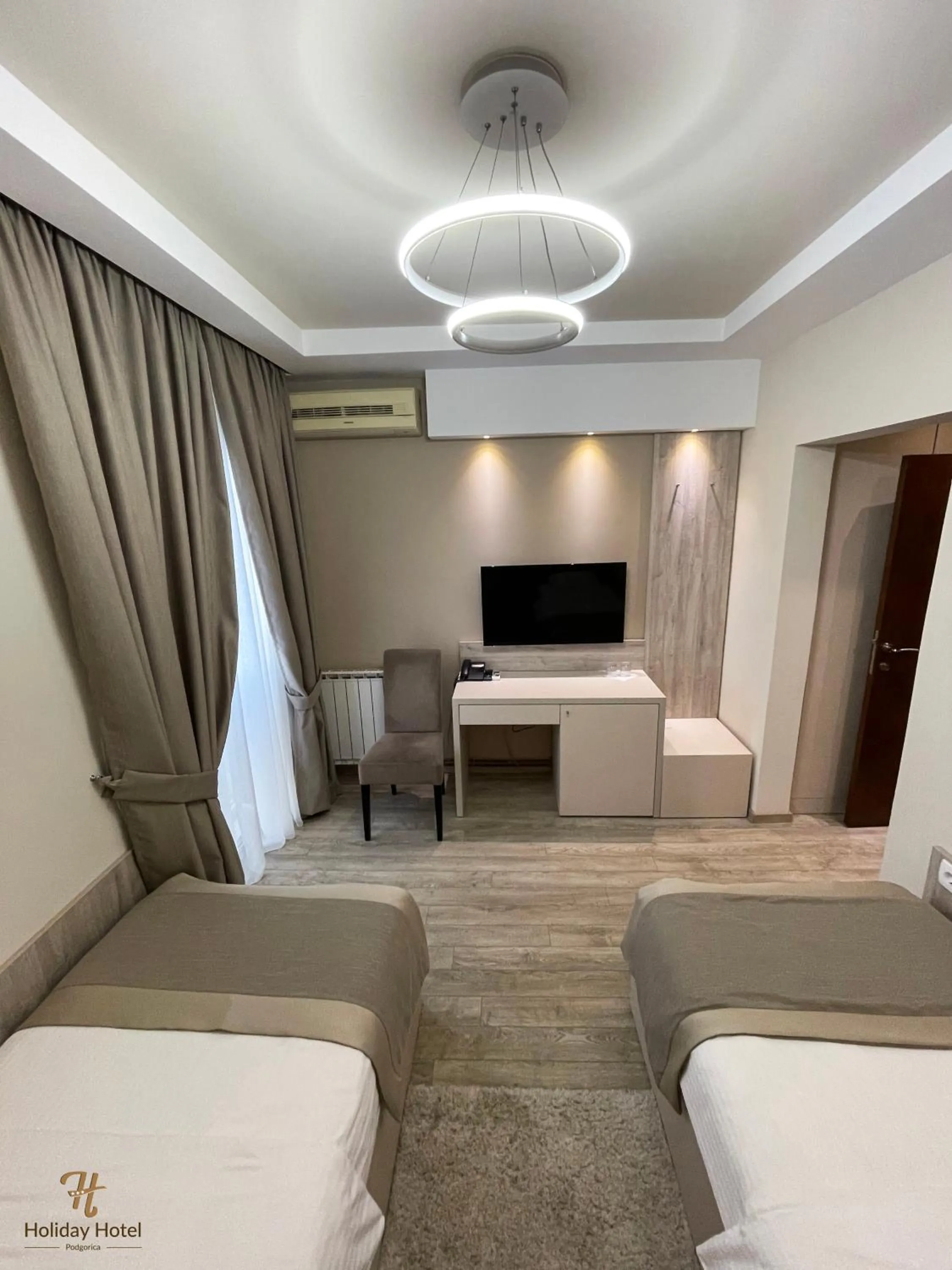 Twin Room in Hotel Holiday