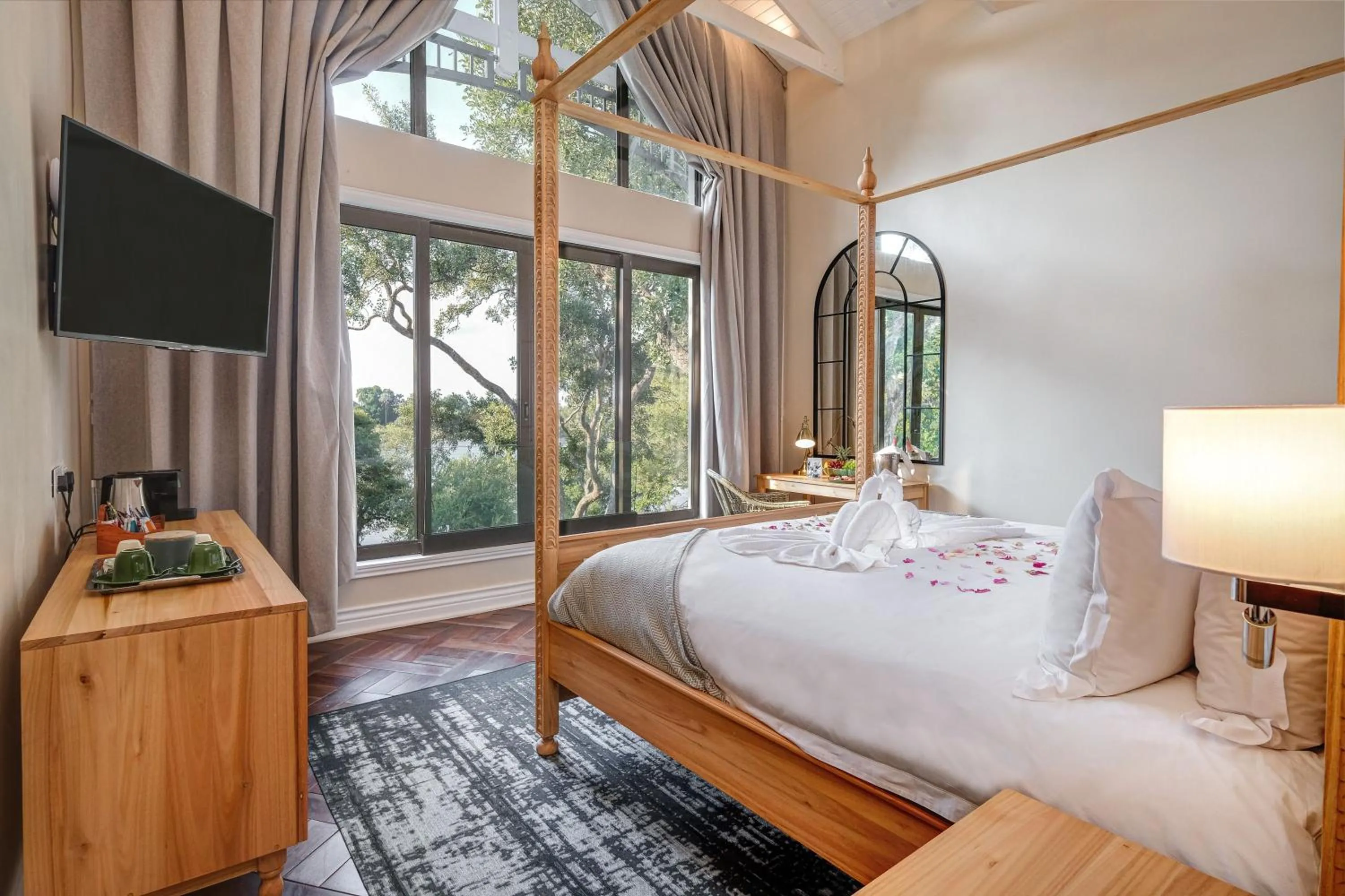 Suite with Balcony in Palm River Hotel