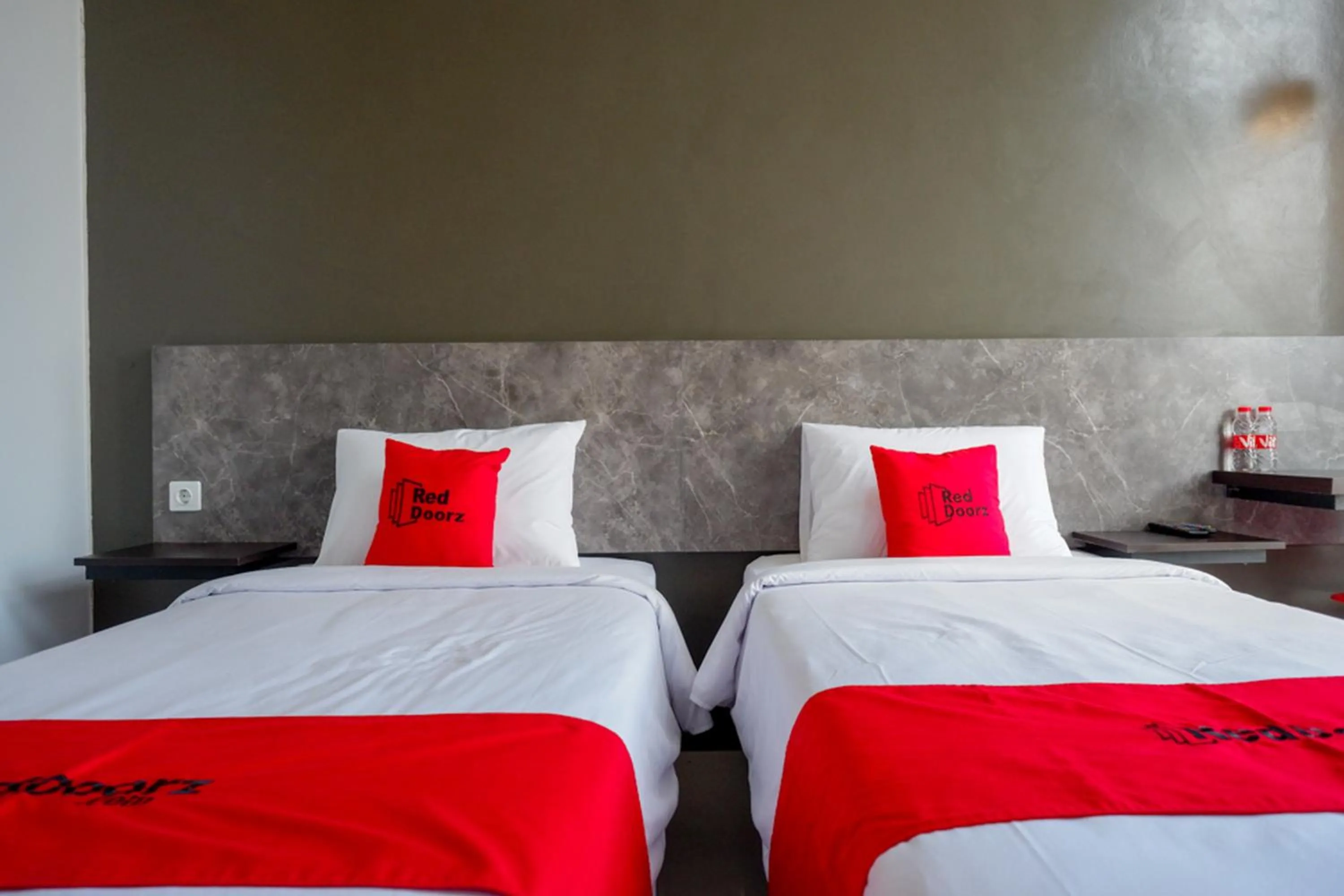 Twin Room in RedDoorz Plus near Solo Baru