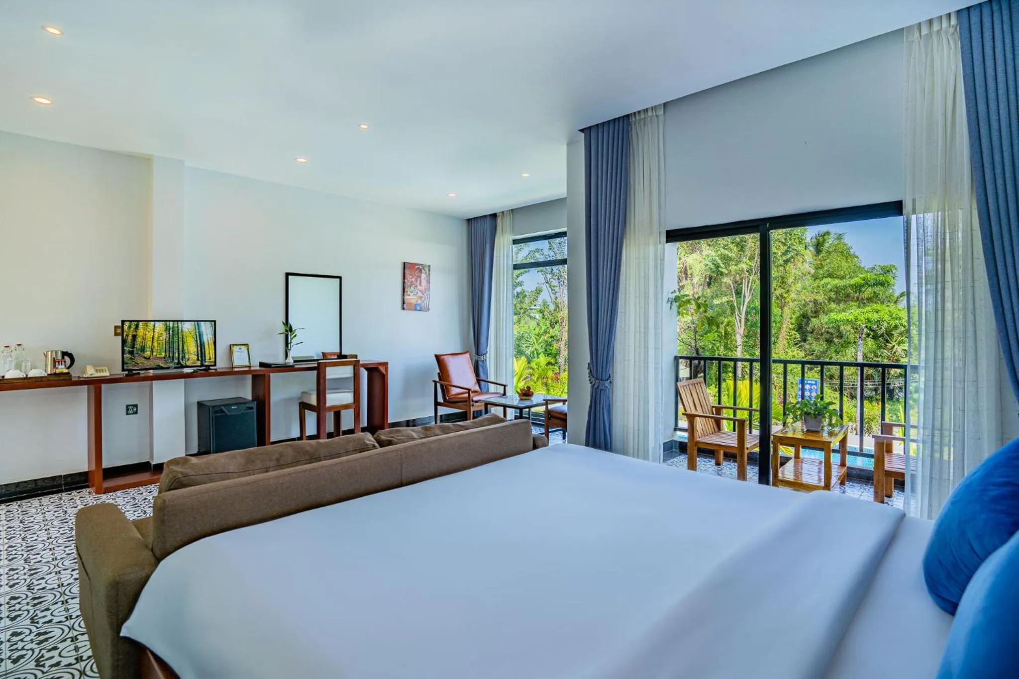 Luxury Double Bedroom Pool View - Free Shuttle to Town in Kampot Sweet Boutique