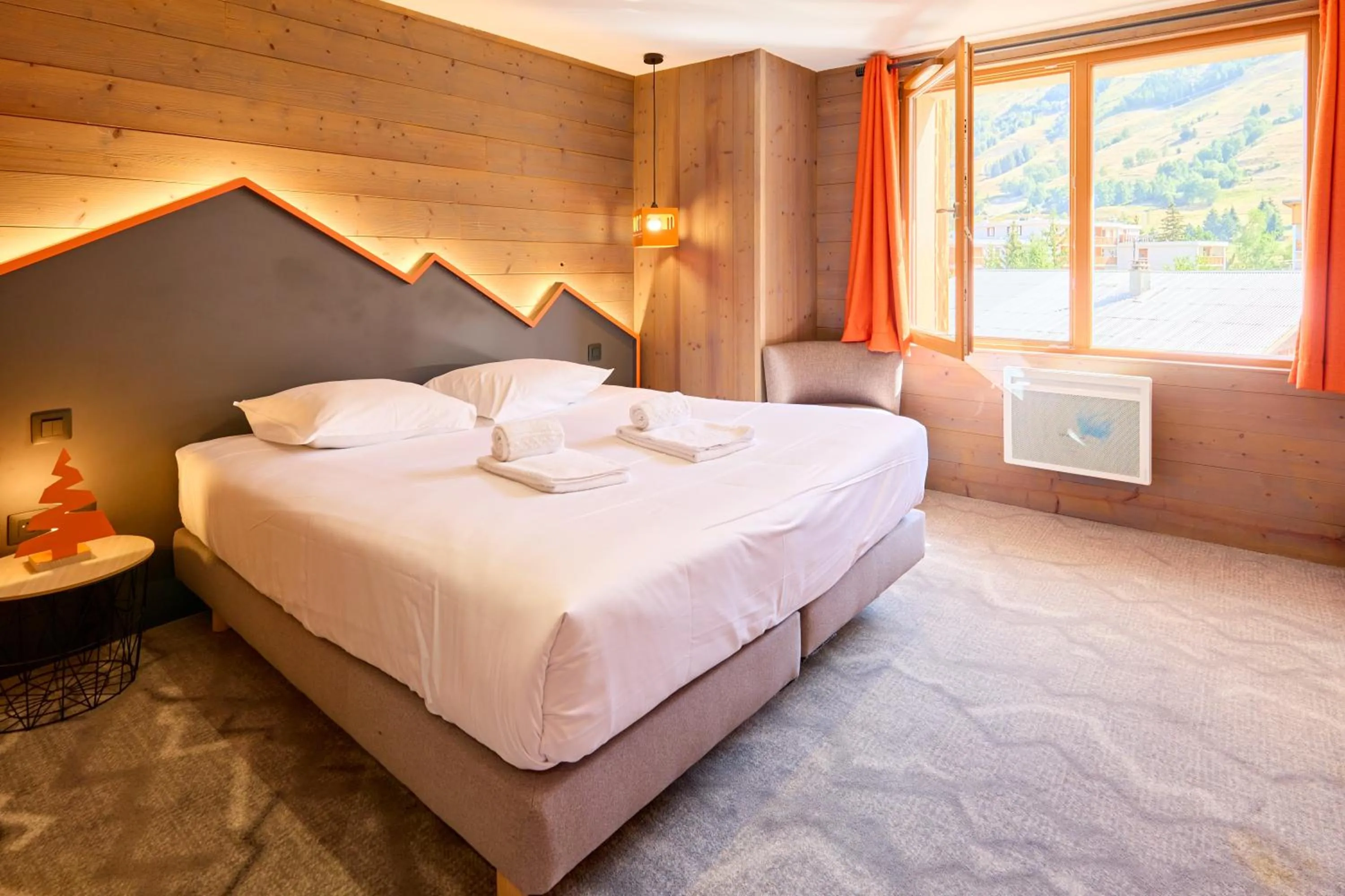 Quadruple Room with Mountain View in Hotel Base Camp Lodge - Les 2 Alpes