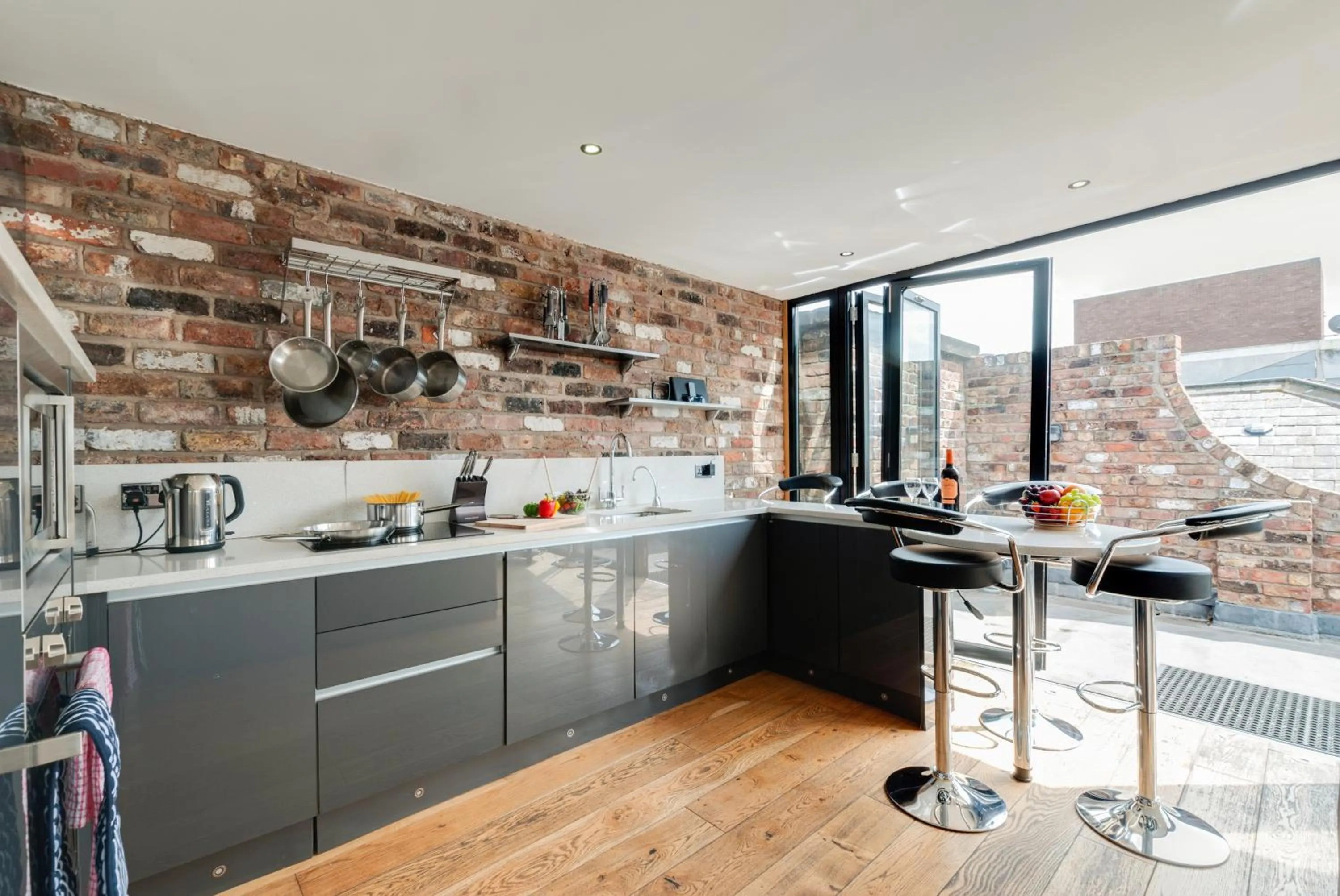 Base Serviced Apartments - Sir Thomas Street