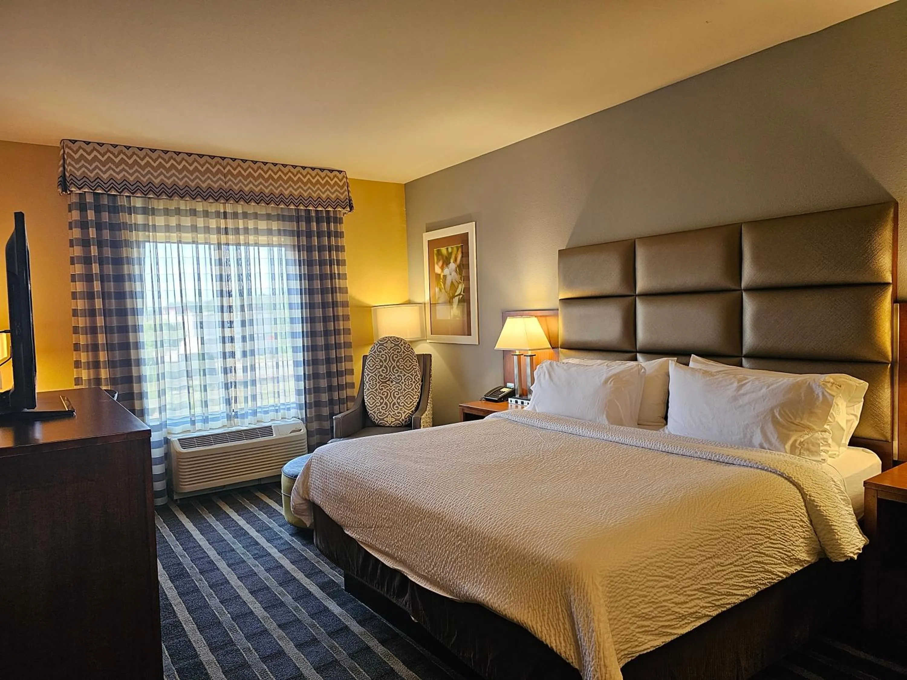 King Room - Mobility Access/Hearing Accessible in Holiday Inn Express & Suites Perry-National Fairground Area by IHG
