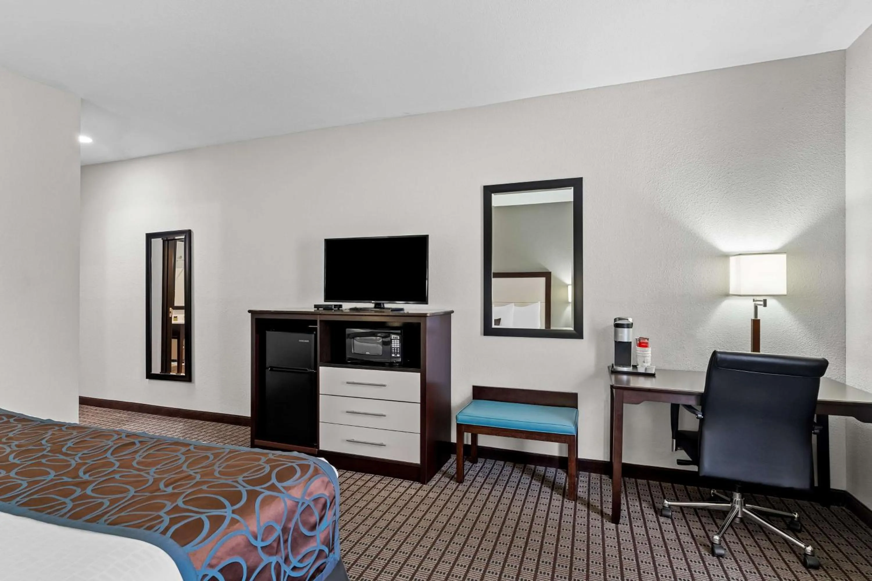 King Room with Roll-In Shower - Mobility Access/Communication Assistance in Best Western Plus - Magee Inn & Suites