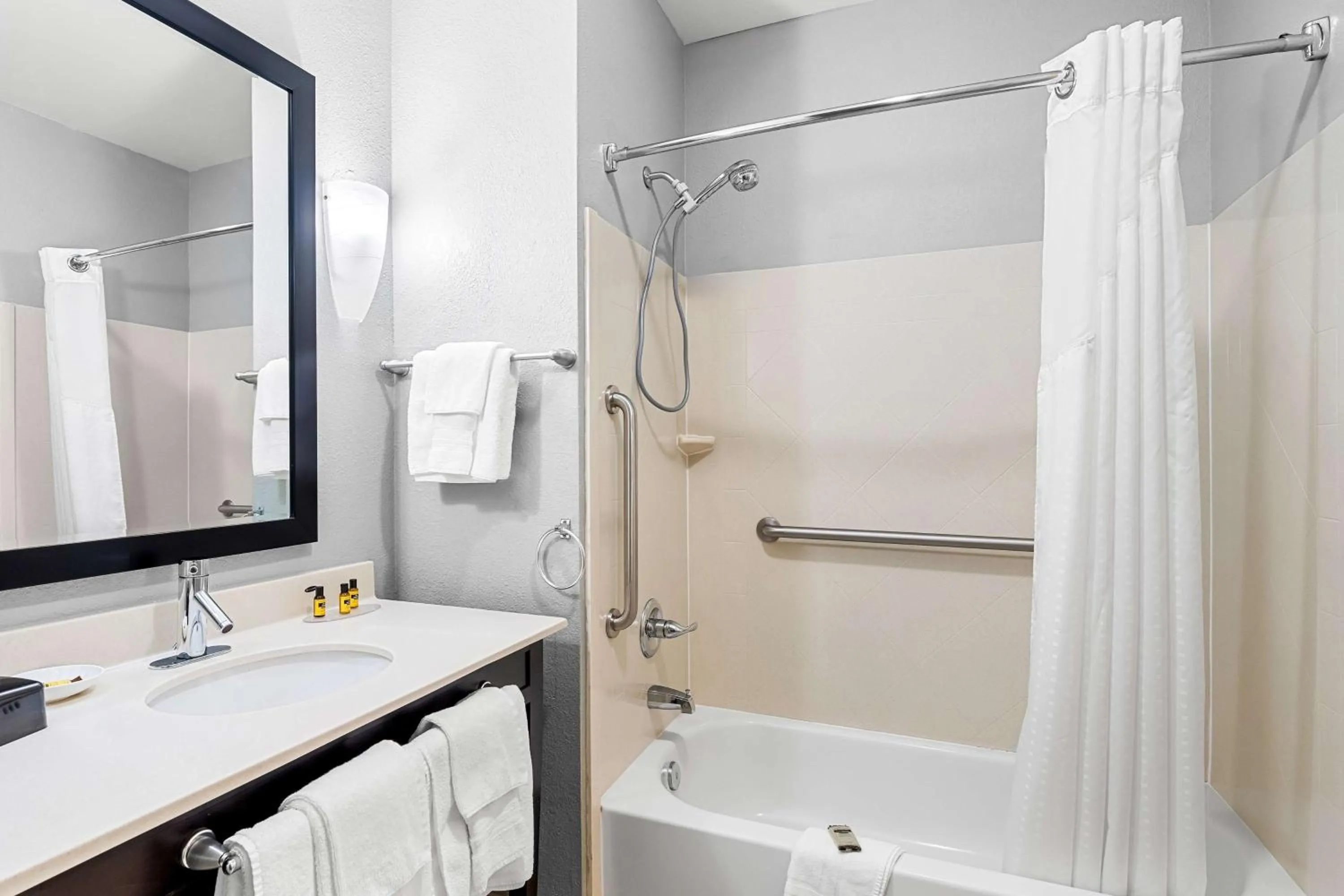 Queen Room with Two Queen Beds - Disability Access/Non-Smoking in Best Western Plus - Magee Inn & Suites