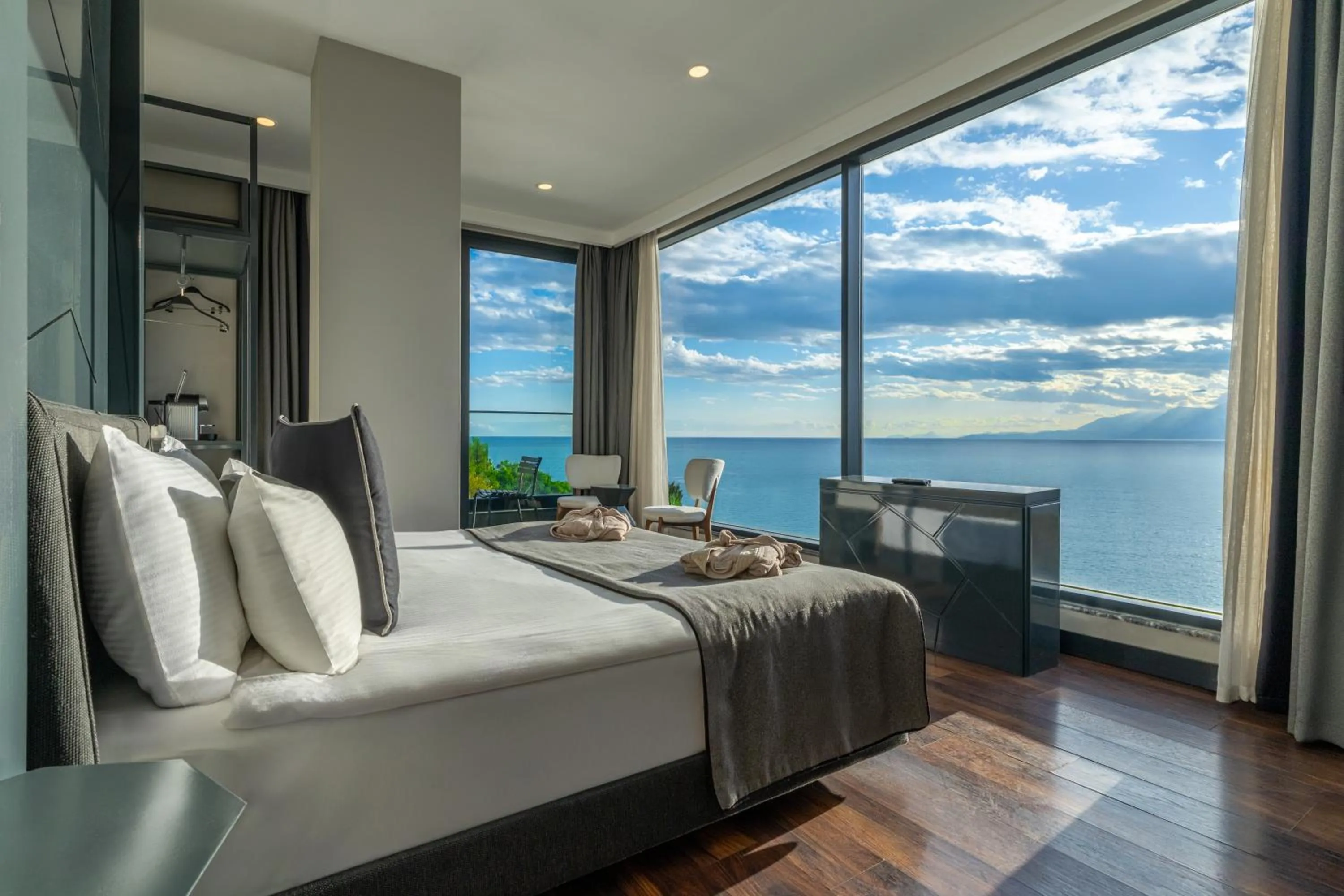 Double Room with Balcony and Sea View in Lucky Monkey Hotel