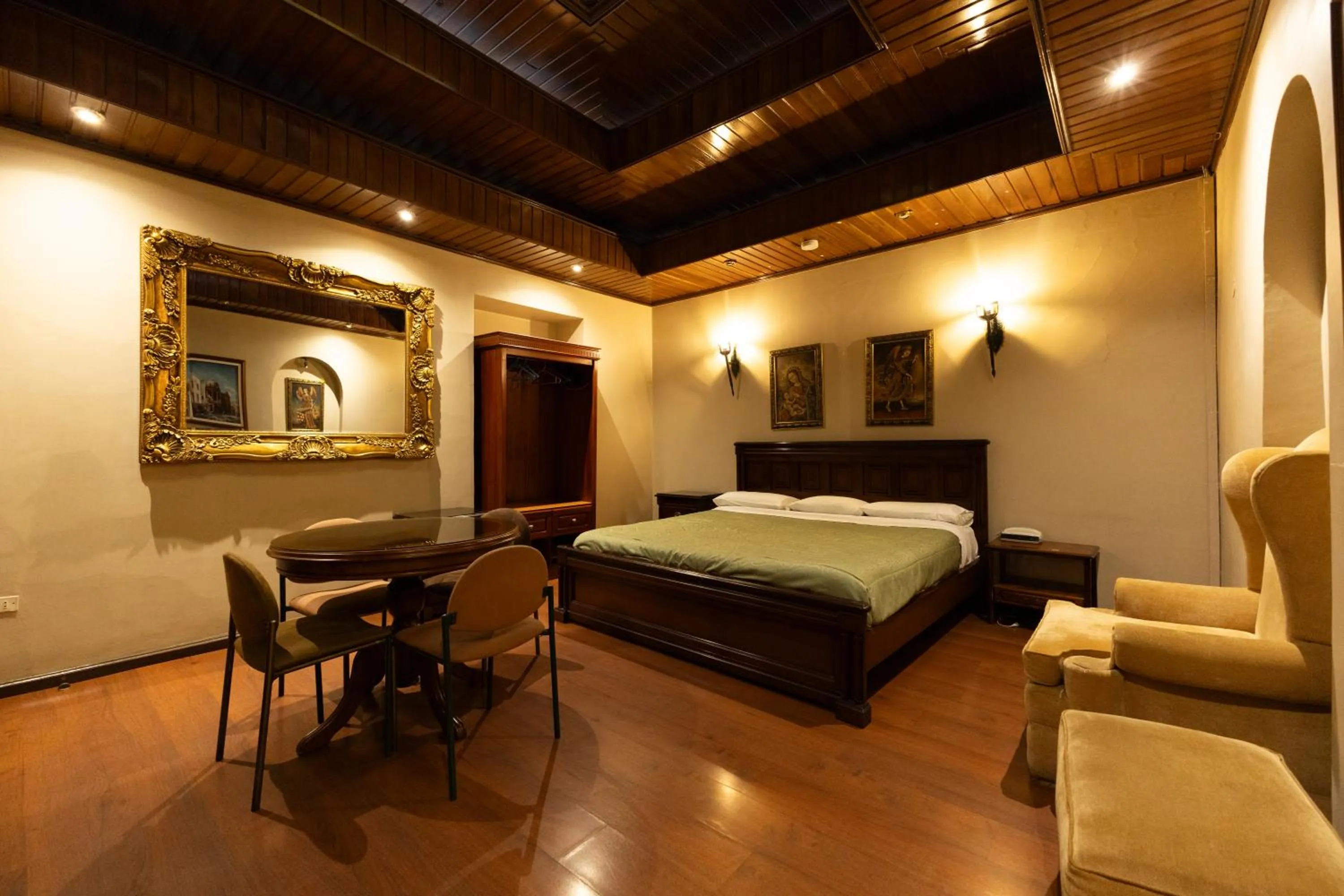 King Room in Hotel & Suites El Quijote