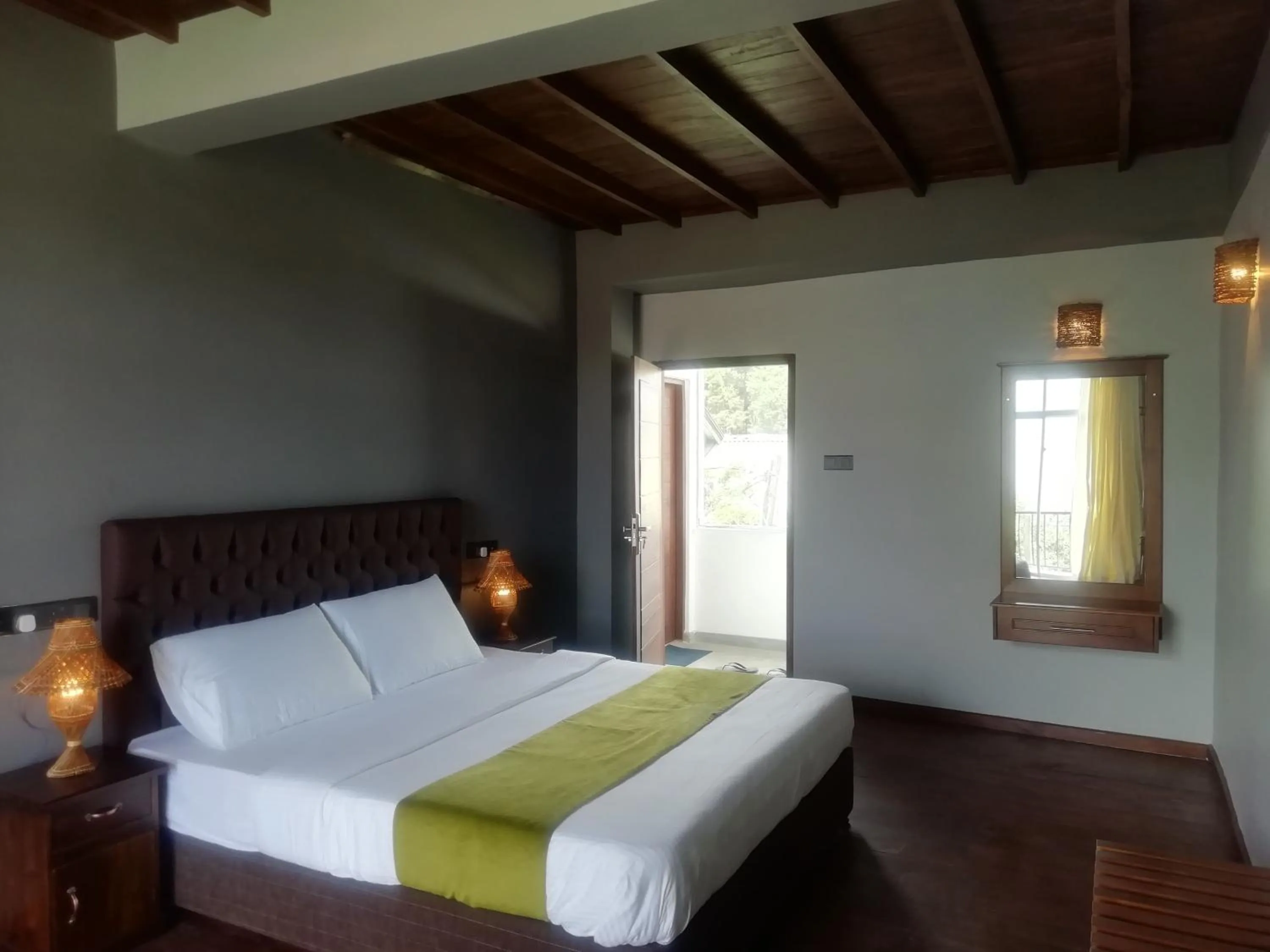 Deluxe Double Room with Balcony in Tea Mount Forest