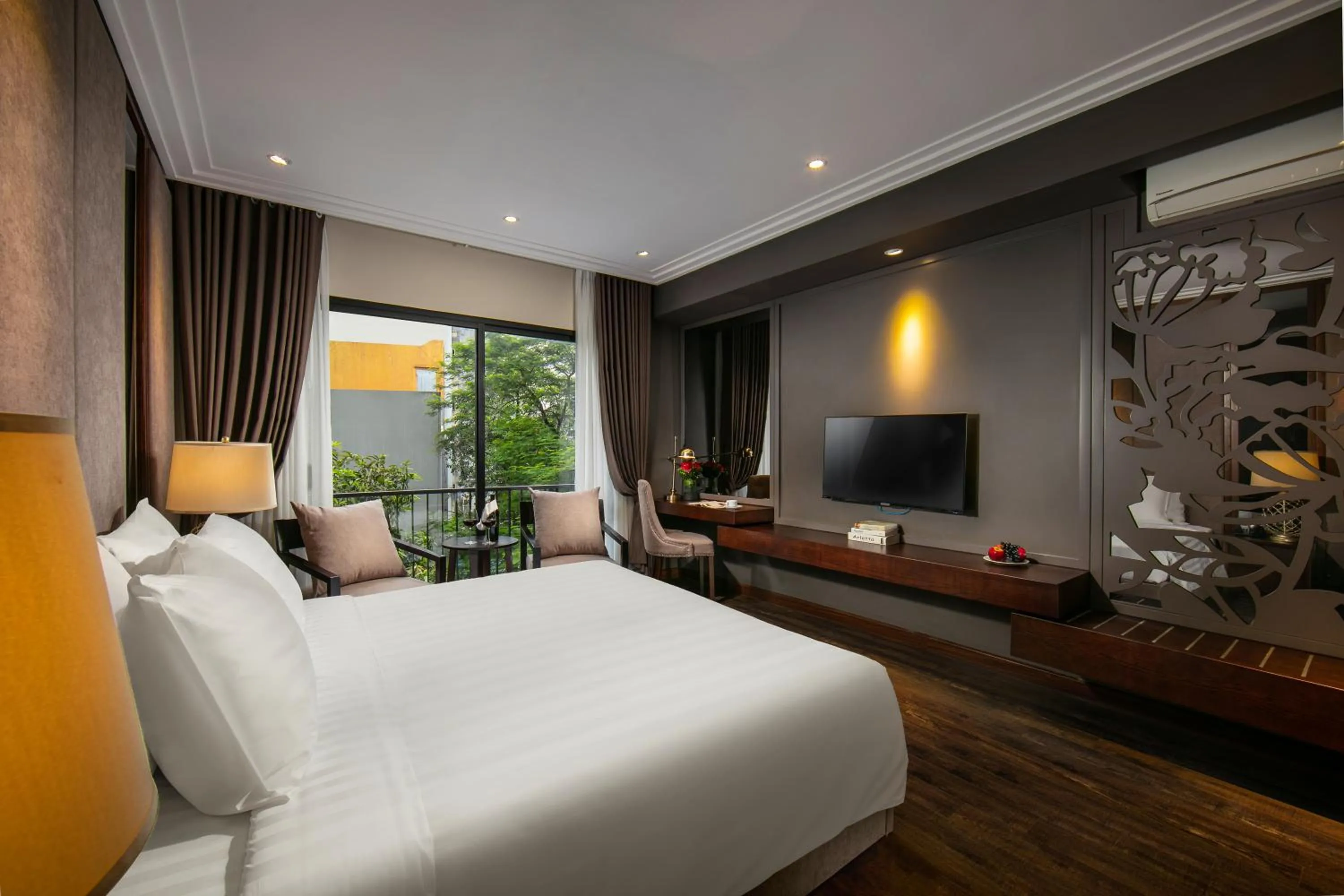Deluxe Double Room with Balcony in Ping Diamond Hotel Hanoi