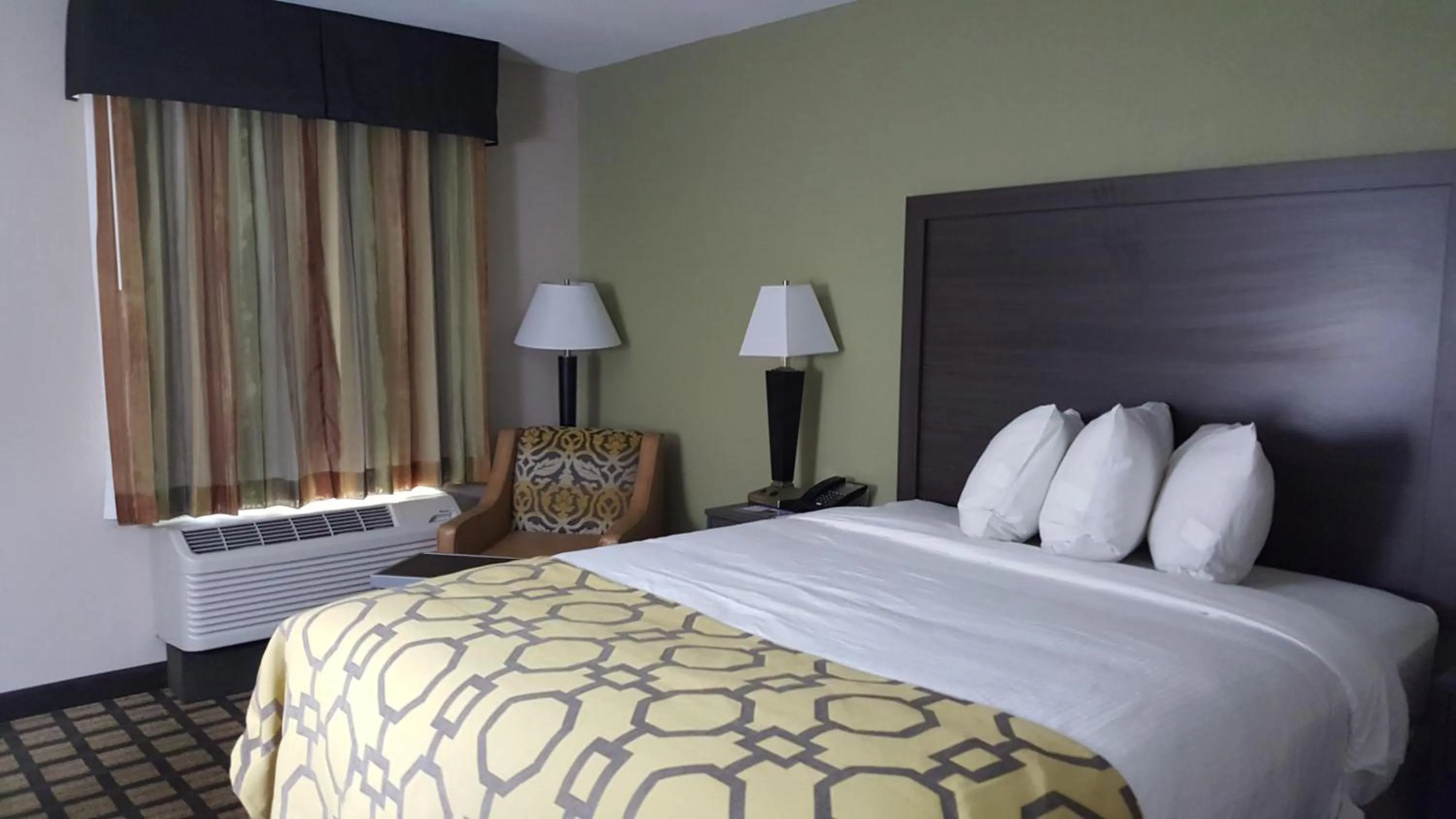 Queen Room - Non-Smoking in Baymont by Wyndham Clarksville