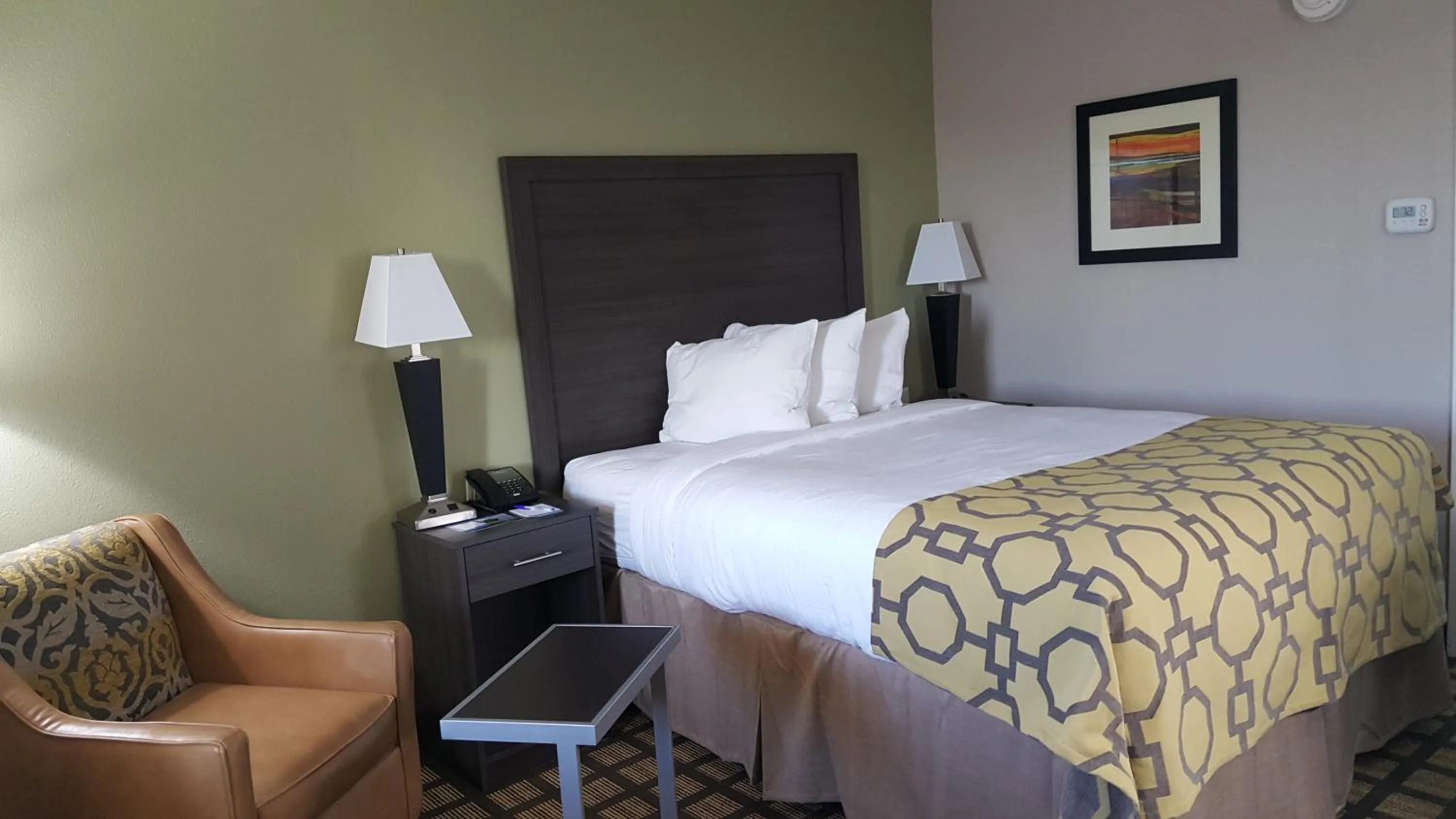 Queen Room with Hearing Impaired Access - Non-Smoking in Baymont by Wyndham Clarksville