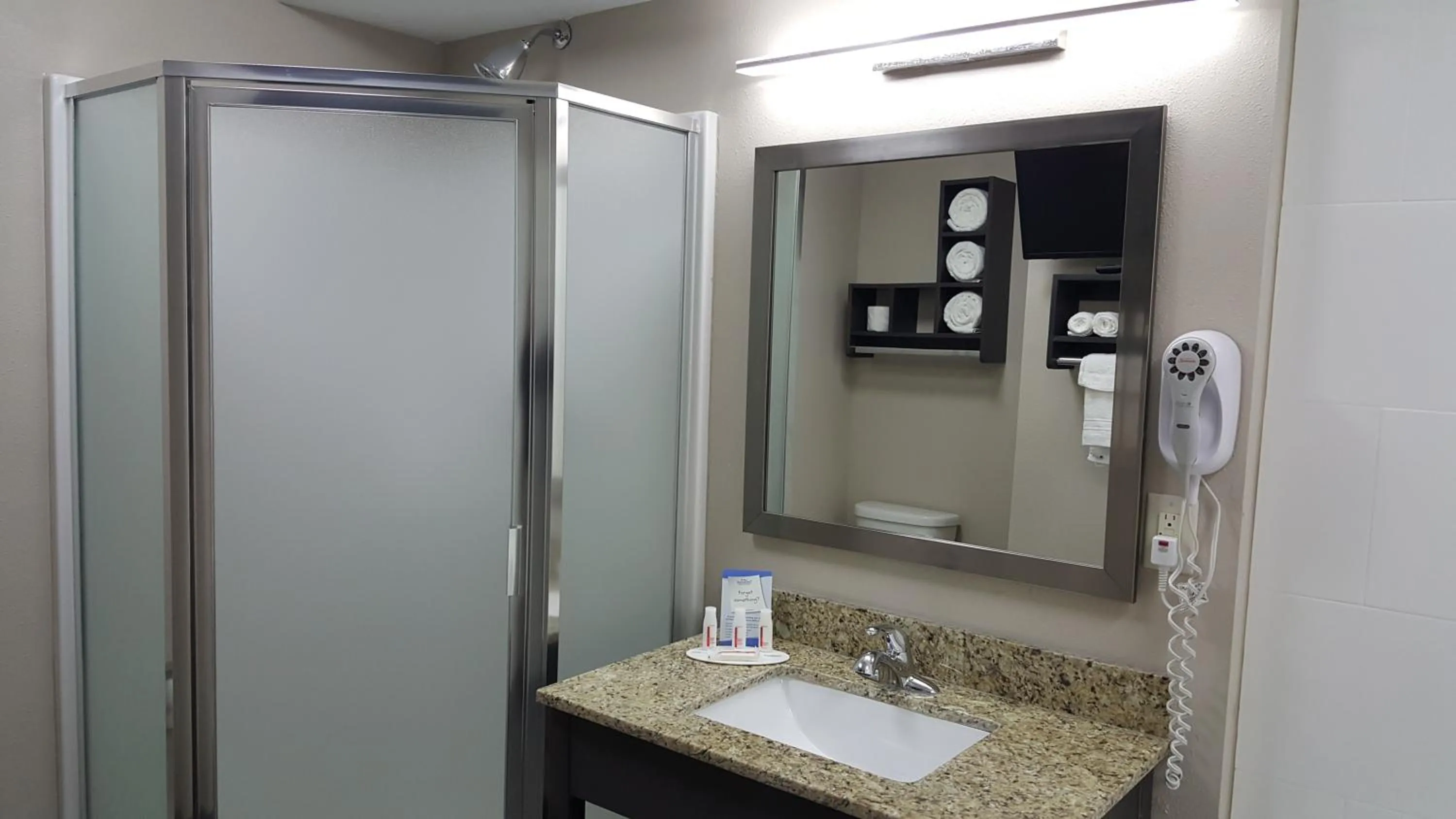 Business King Room - Hearing Impaired Access/Non-Smoking in Baymont by Wyndham Clarksville