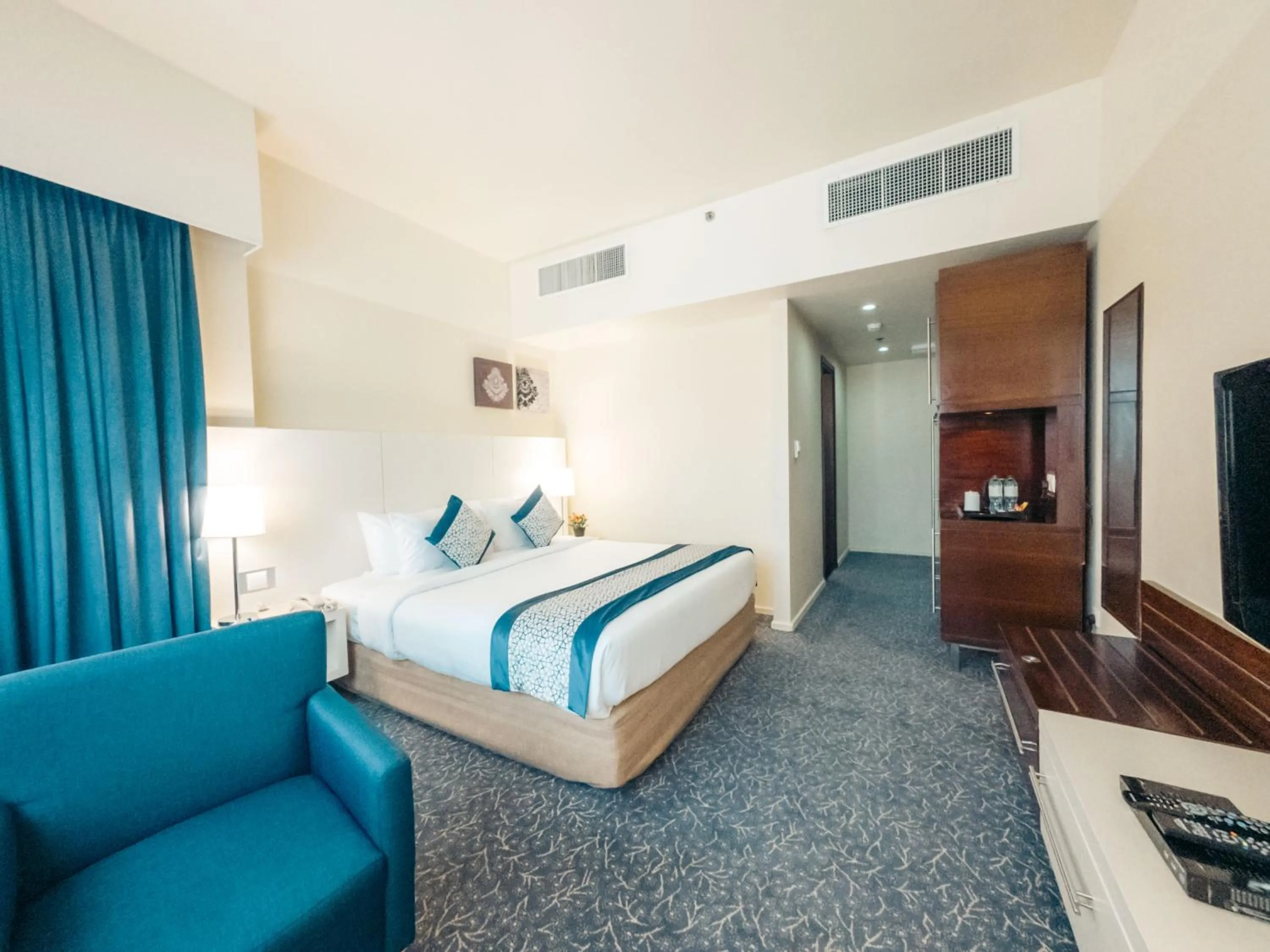 Deluxe King Room in Kingsgate Hotel by Millennium