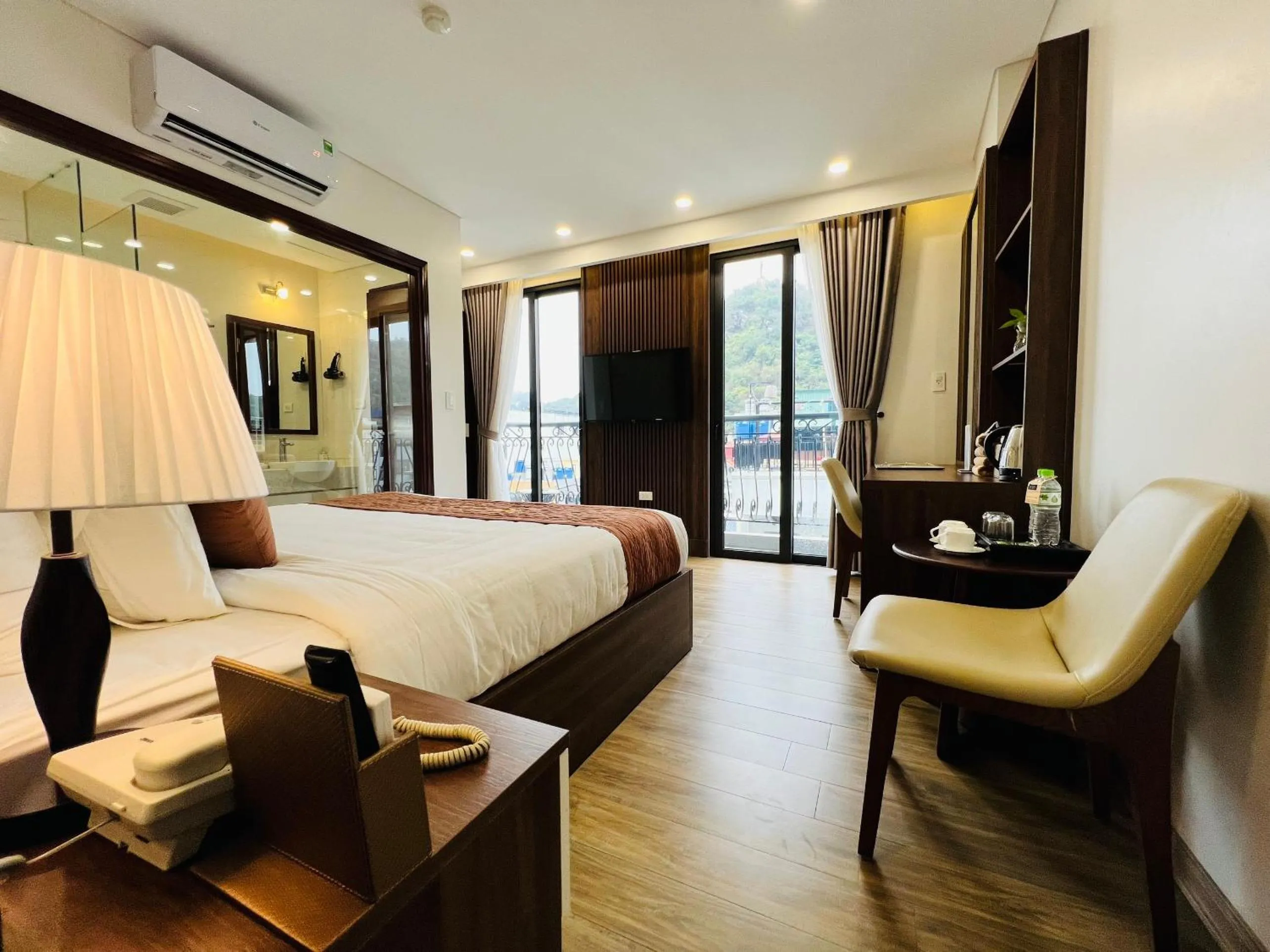 Deluxe Double Room with Balcony in Catba View Hotel
