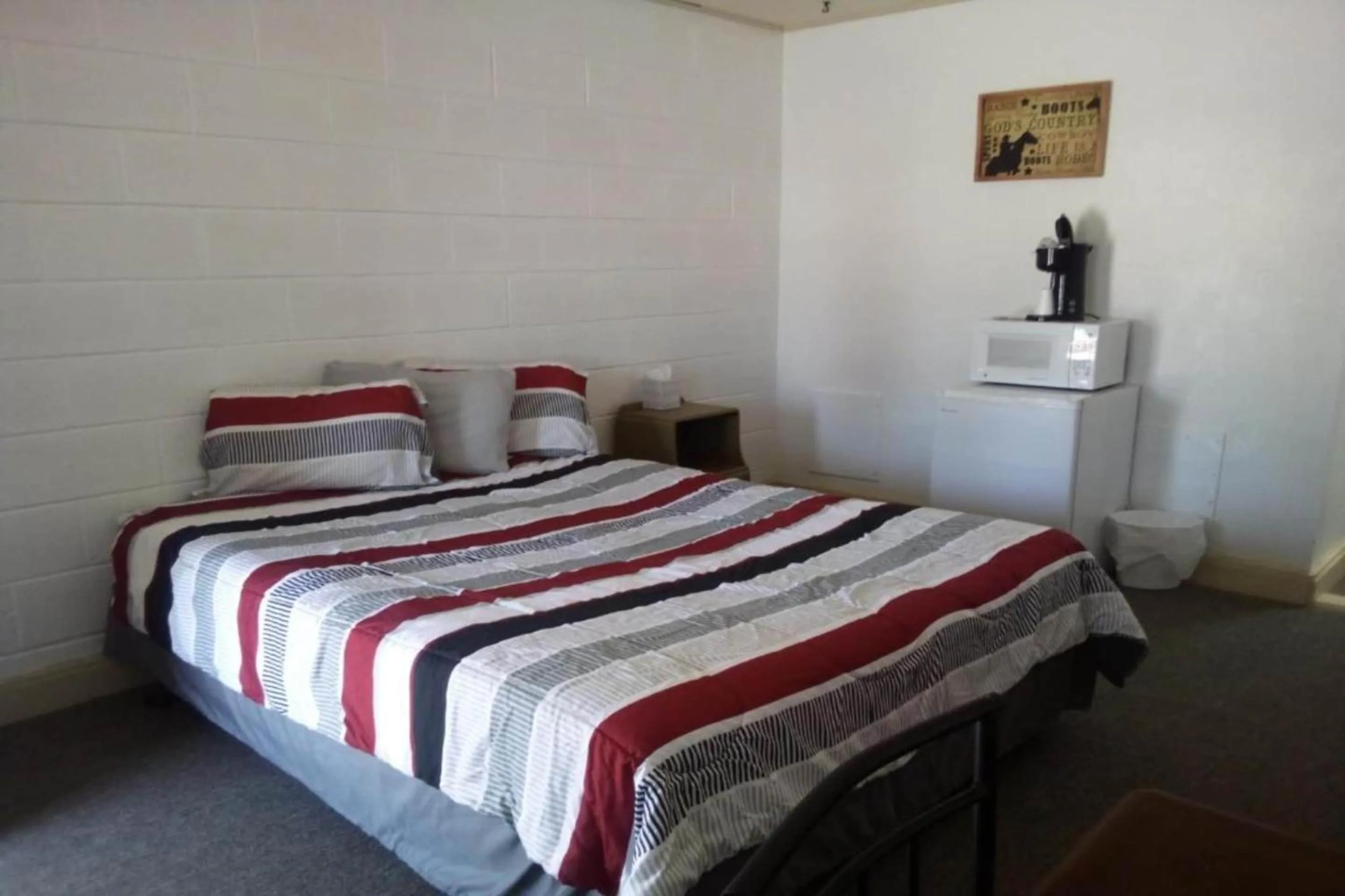 Queen Room in Love Hotels Murdo by OYO on Interstate 90