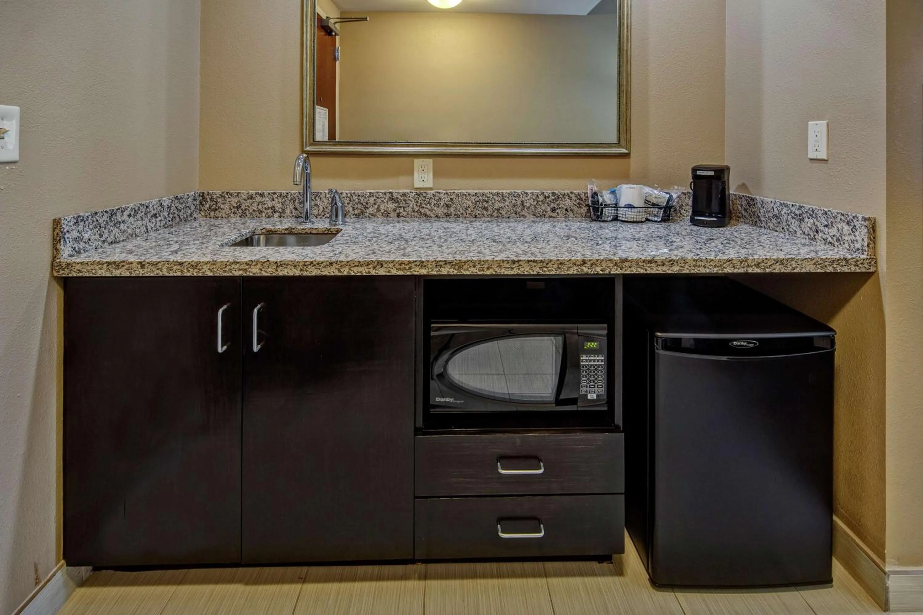 King Studio Suite with Sofa Bed - Hearing Access/Non-Smoking in Hampton Inn & Suites Clarksville